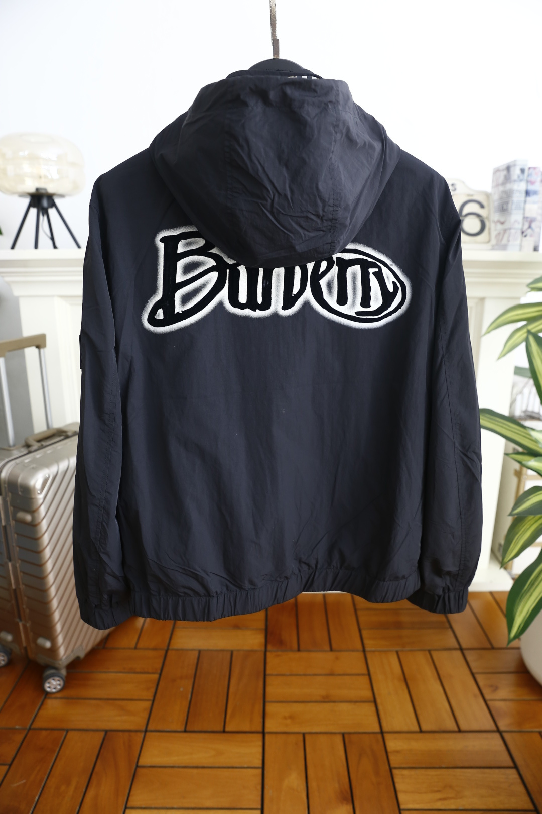 🔥巴宝丽/Burb*rry.2026春季新品！男士连帽夹克胸前缀标志性马术骑士徽章，领口内侧暗藏经典格纹