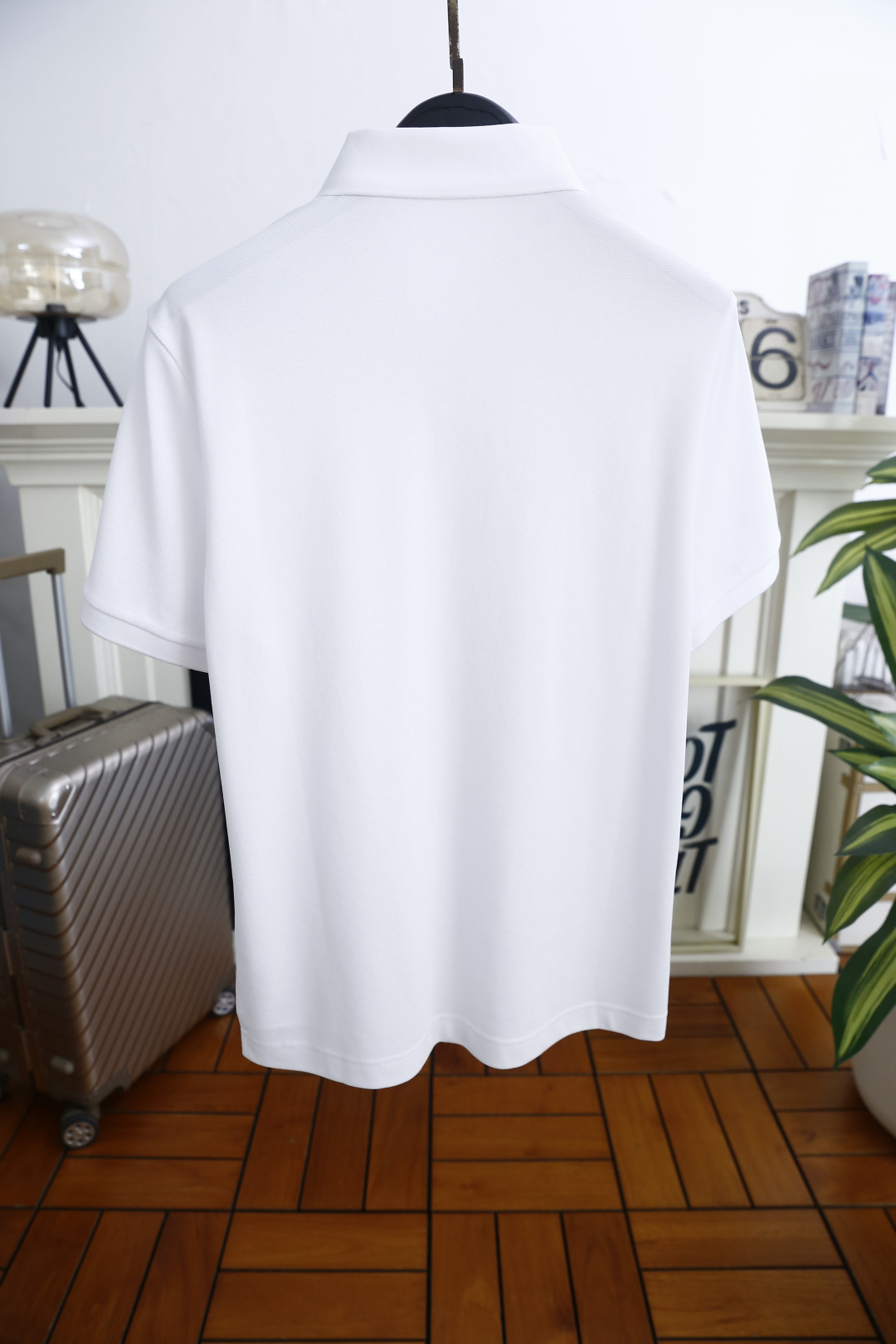 🔥迪奥.2026春夏新品男士短袖Polo衫采用经典翻领设计，门襟以多颗纽扣开合，线条简洁利落，版型规整修