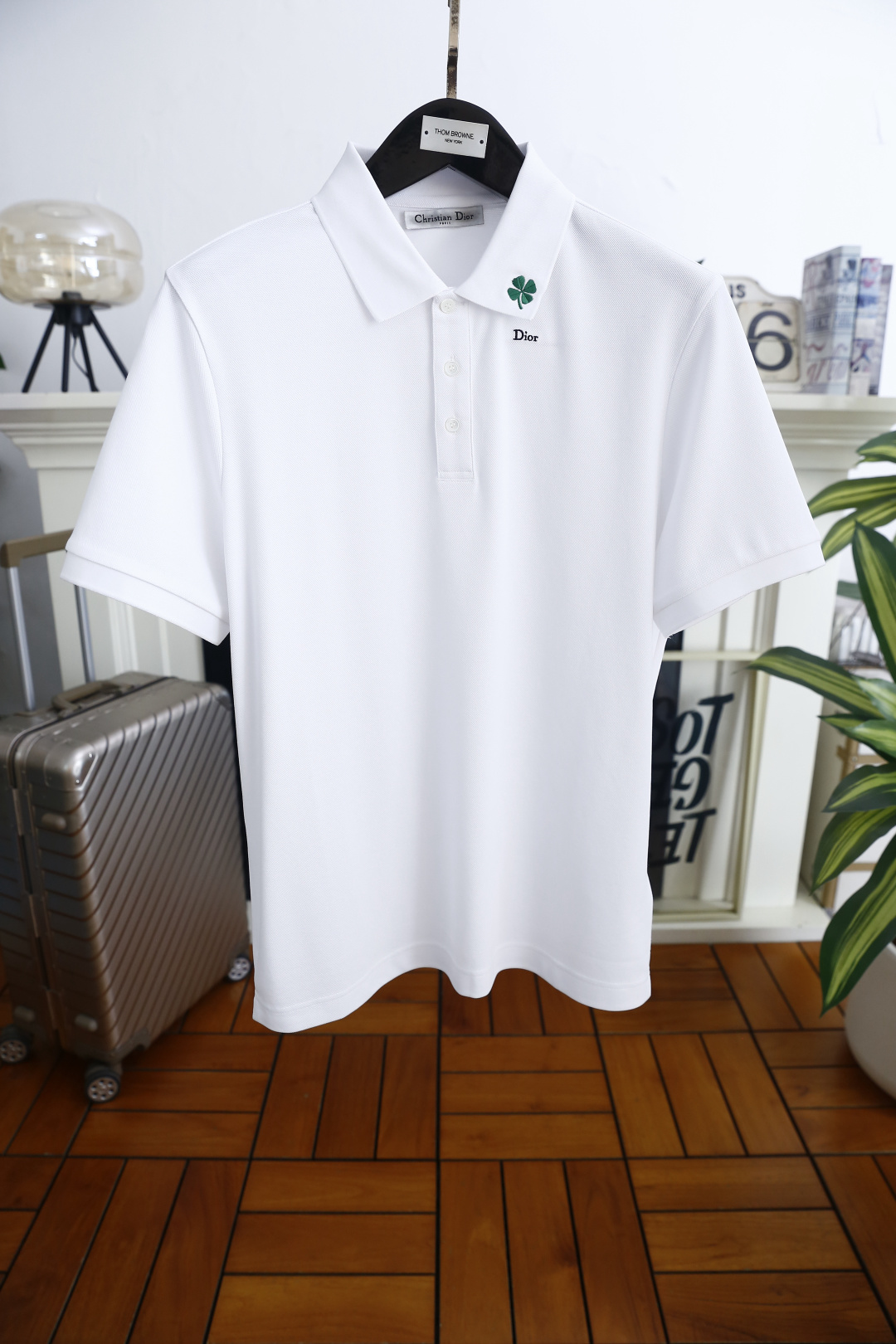 🔥迪奥.2026春夏新品男士短袖Polo衫采用经典翻领设计，门襟以多颗纽扣开合，线条简洁利落，版型规整修