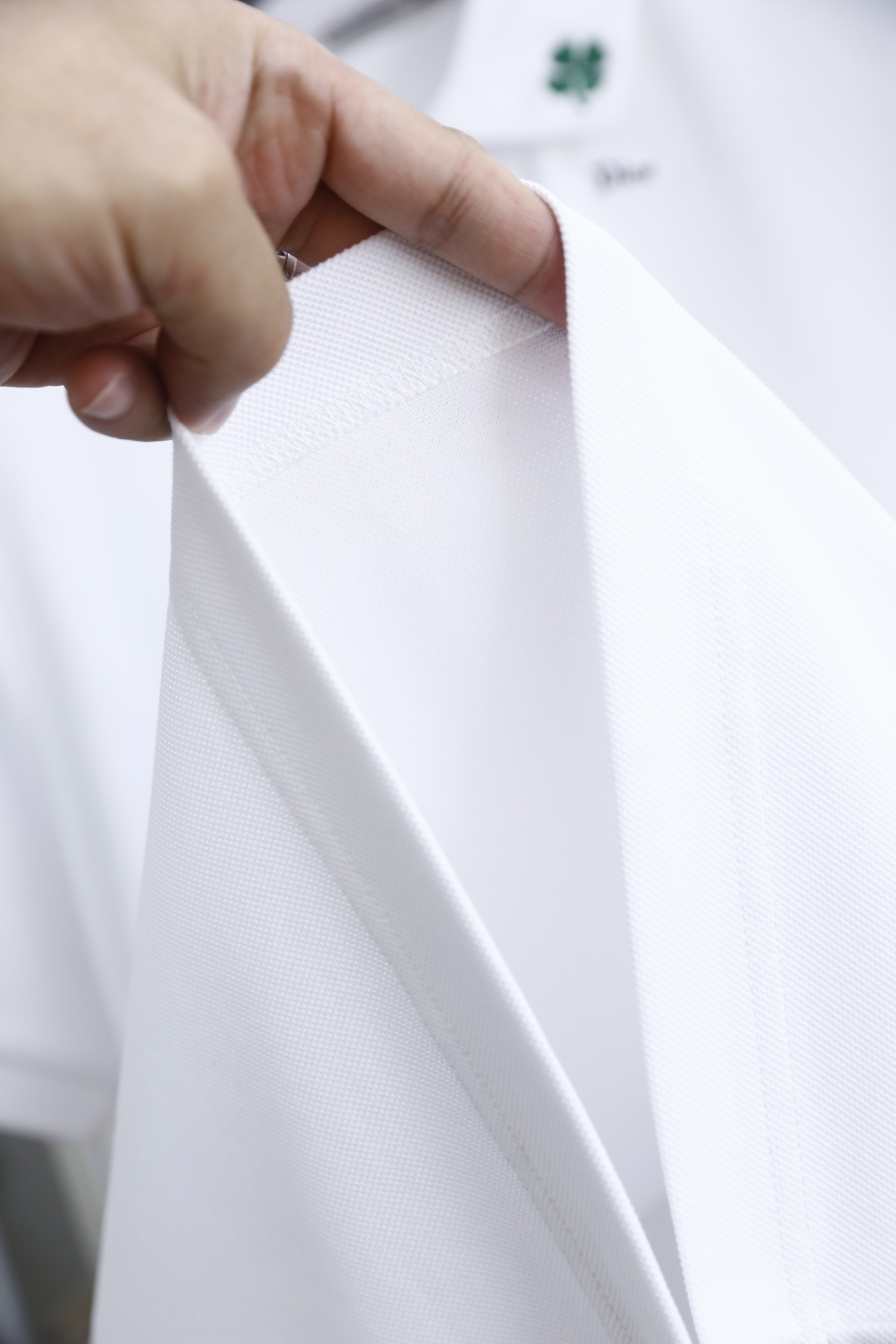 🔥迪奥.2026春夏新品男士短袖Polo衫采用经典翻领设计，门襟以多颗纽扣开合，线条简洁利落，版型规整修