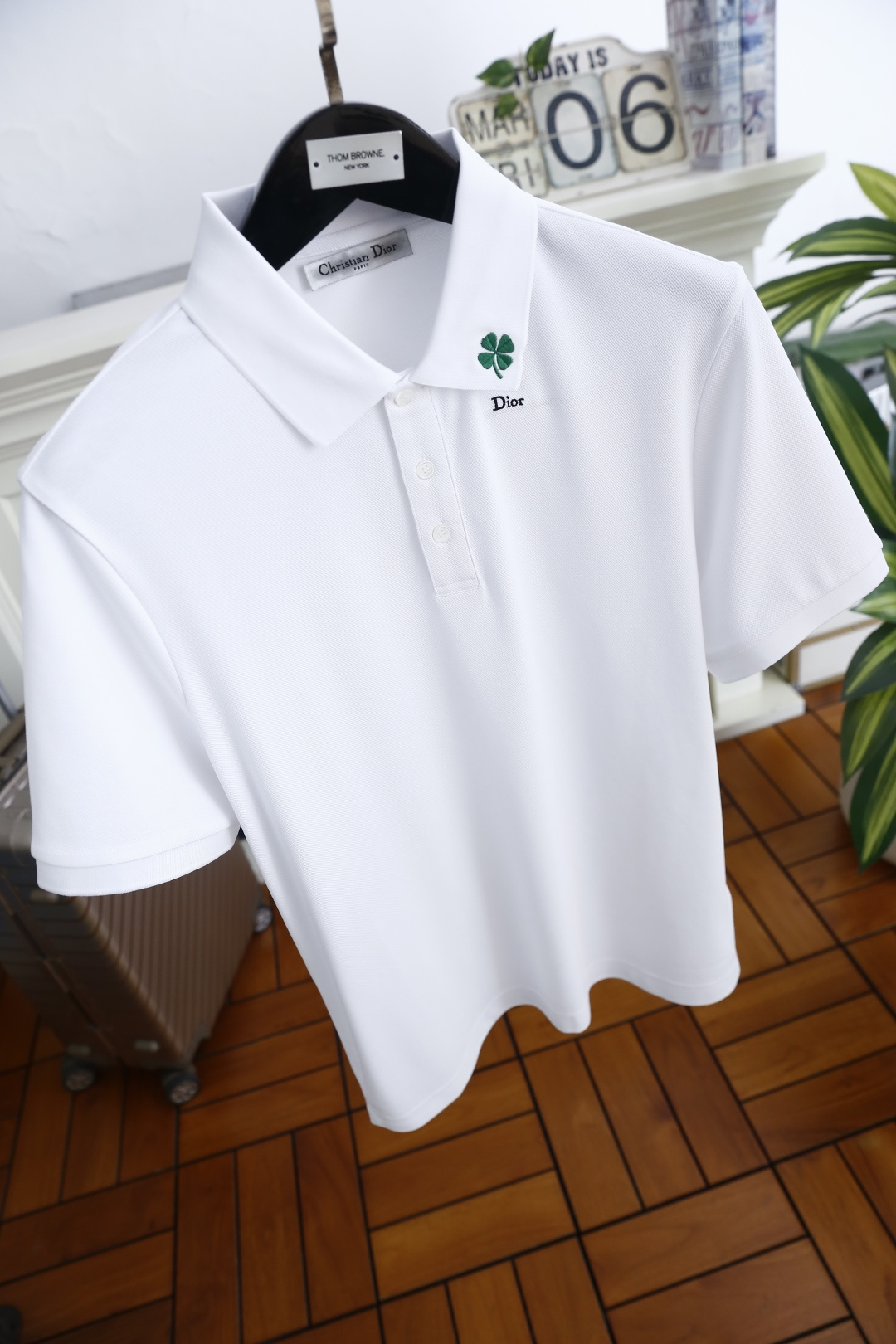 🔥迪奥.2026春夏新品男士短袖Polo衫采用经典翻领设计，门襟以多颗纽扣开合，线条简洁利落，版型规整修