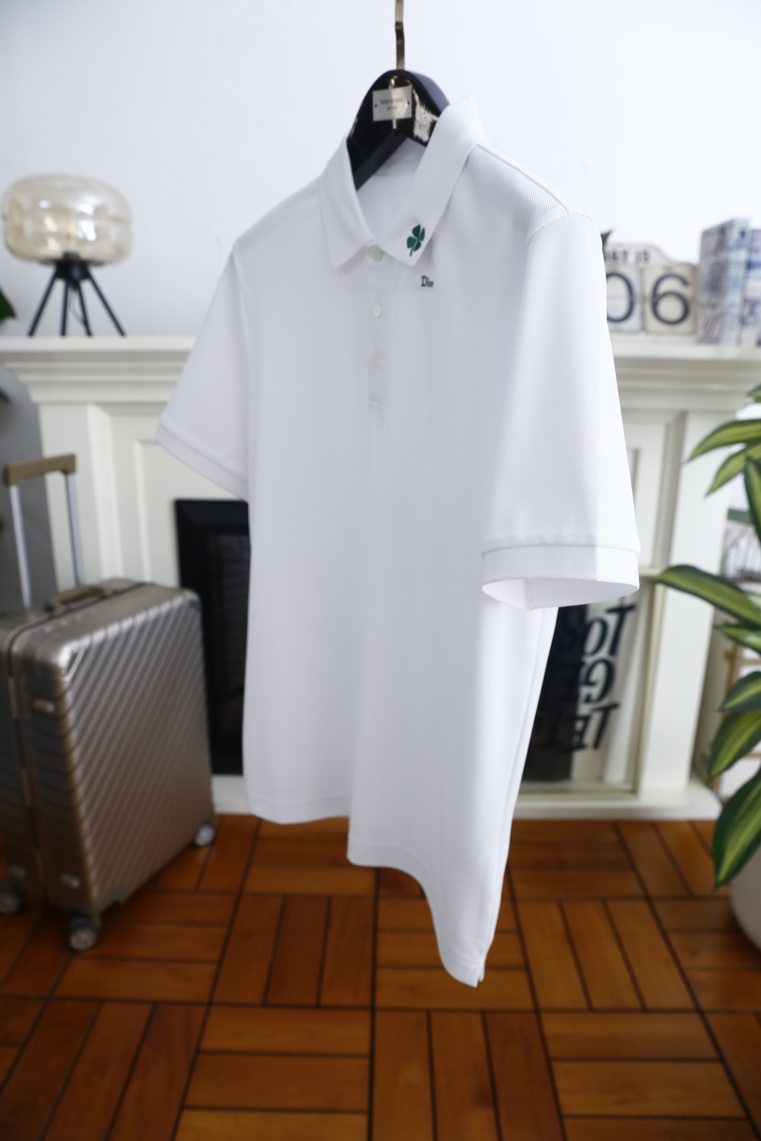🔥迪奥.2026春夏新品男士短袖Polo衫采用经典翻领设计，门襟以多颗纽扣开合，线条简洁利落，版型规整修