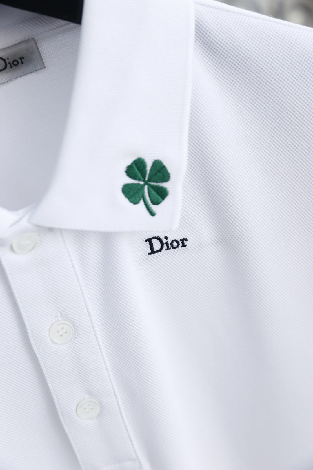 🔥迪奥.2026春夏新品男士短袖Polo衫采用经典翻领设计，门襟以多颗纽扣开合，线条简洁利落，版型规整修