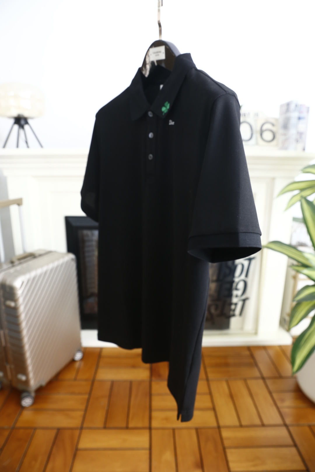 🔥迪奥.2026春夏新品男士短袖Polo衫采用经典翻领设计，门襟以多颗纽扣开合，线条简洁利落，版型规整修