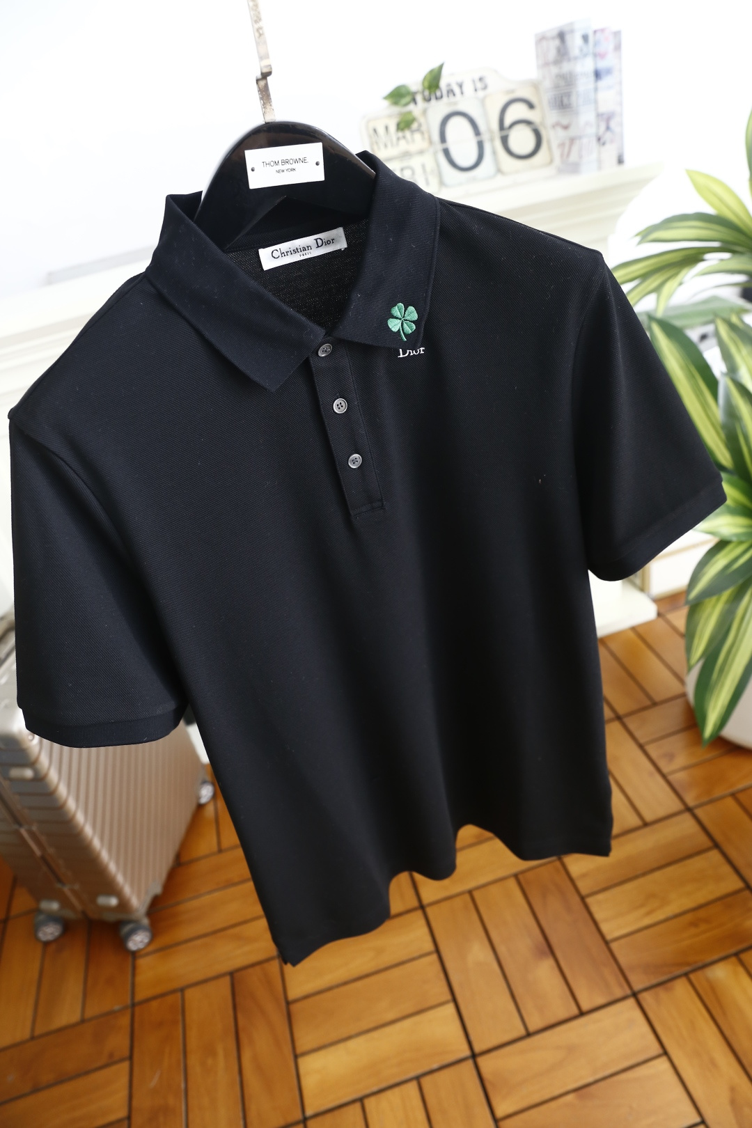 🔥迪奥.2026春夏新品男士短袖Polo衫采用经典翻领设计，门襟以多颗纽扣开合，线条简洁利落，版型规整修