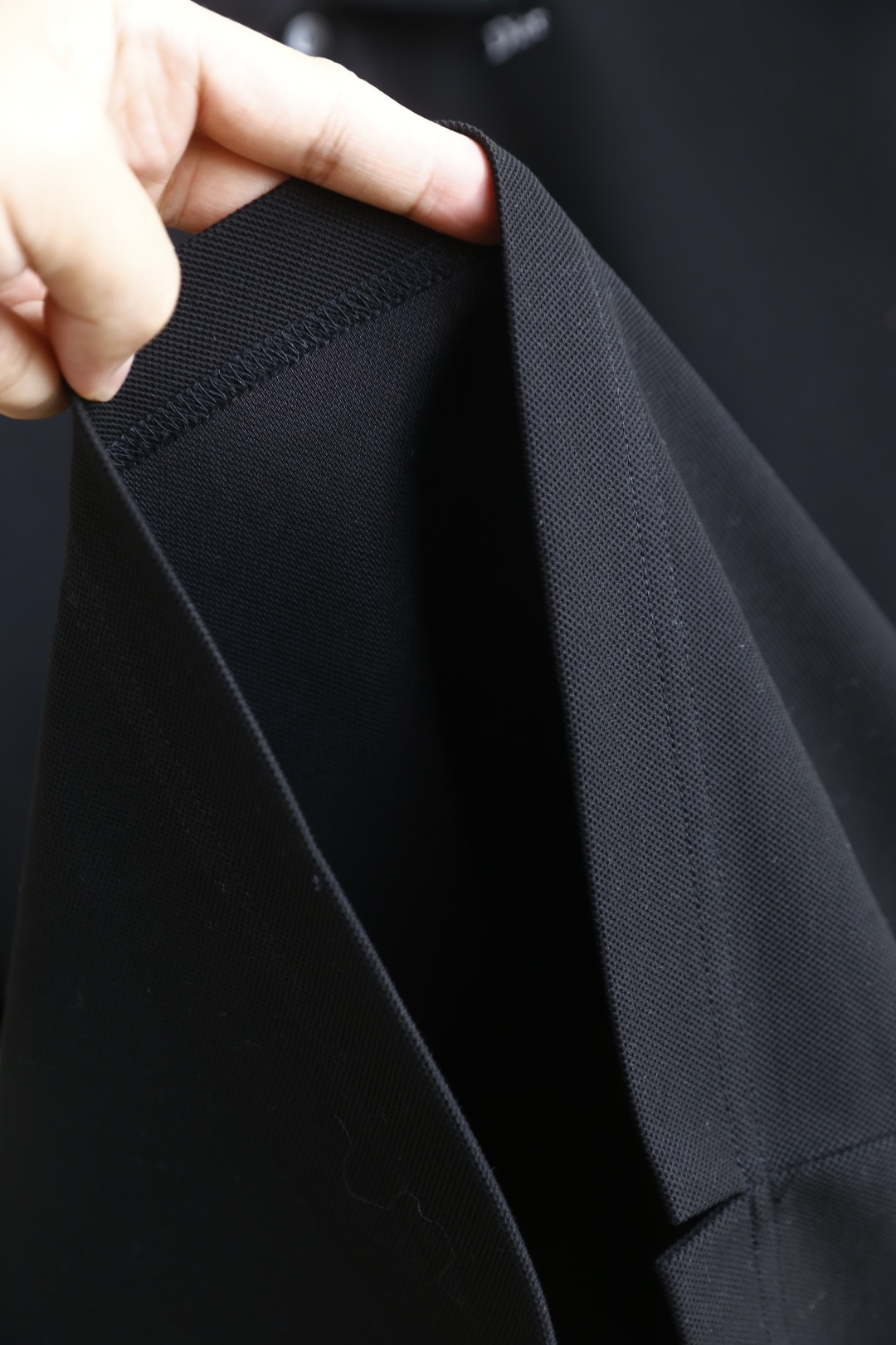 🔥迪奥.2026春夏新品男士短袖Polo衫采用经典翻领设计，门襟以多颗纽扣开合，线条简洁利落，版型规整修