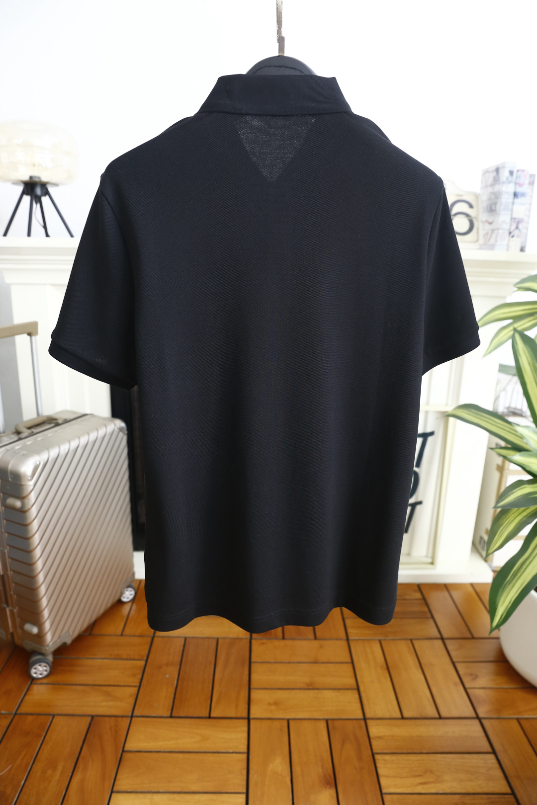 🔥迪奥.2026春夏新品男士短袖Polo衫采用经典翻领设计，门襟以多颗纽扣开合，线条简洁利落，版型规整修