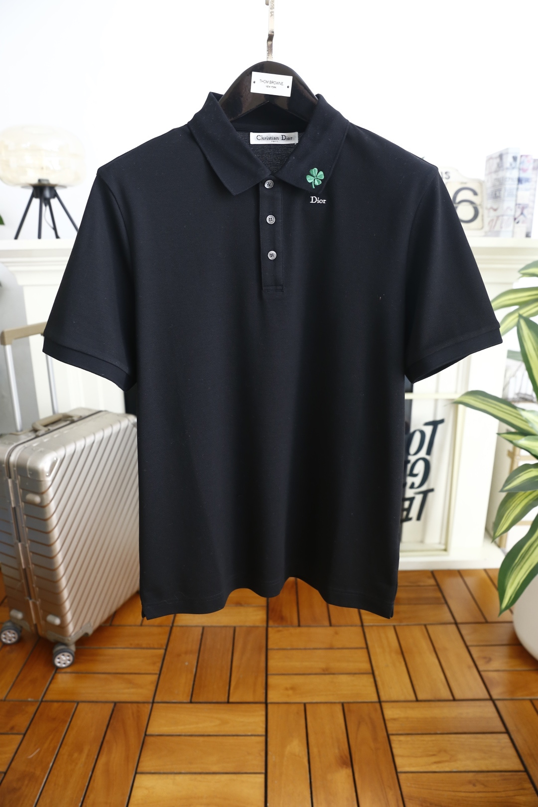 🔥迪奥.2026春夏新品男士短袖Polo衫采用经典翻领设计，门襟以多颗纽扣开合，线条简洁利落，版型规整修