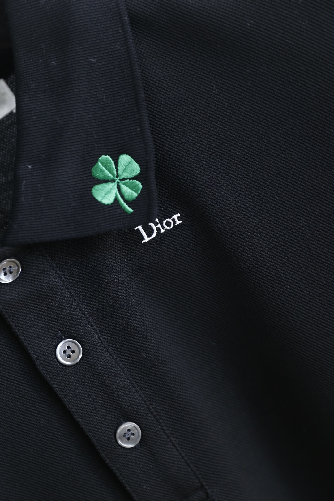 🔥迪奥.2026春夏新品男士短袖Polo衫采用经典翻领设计，门襟以多颗纽扣开合，线条简洁利落，版型规整修