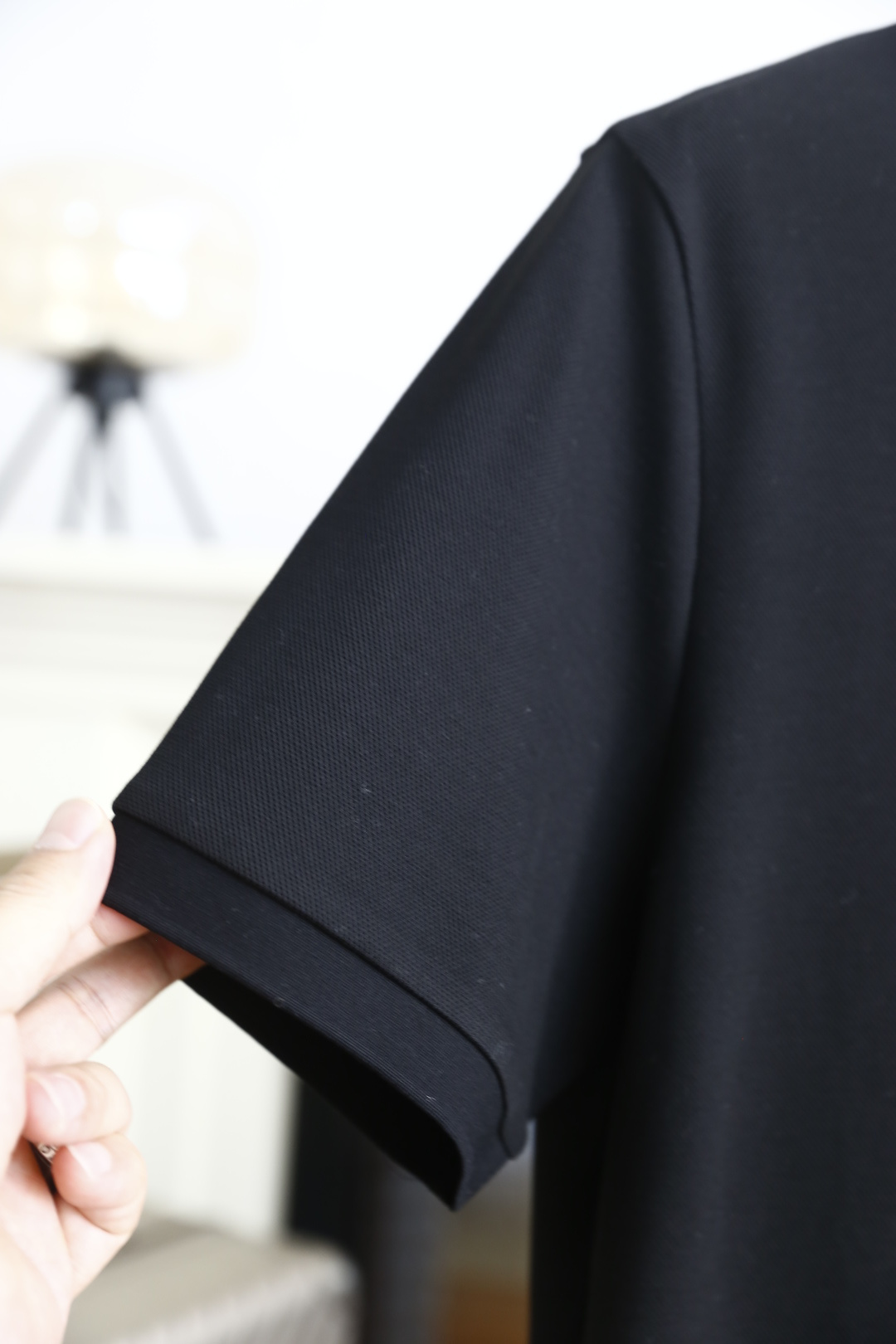 🔥迪奥.2026春夏新品男士短袖Polo衫采用经典翻领设计，门襟以多颗纽扣开合，线条简洁利落，版型规整修