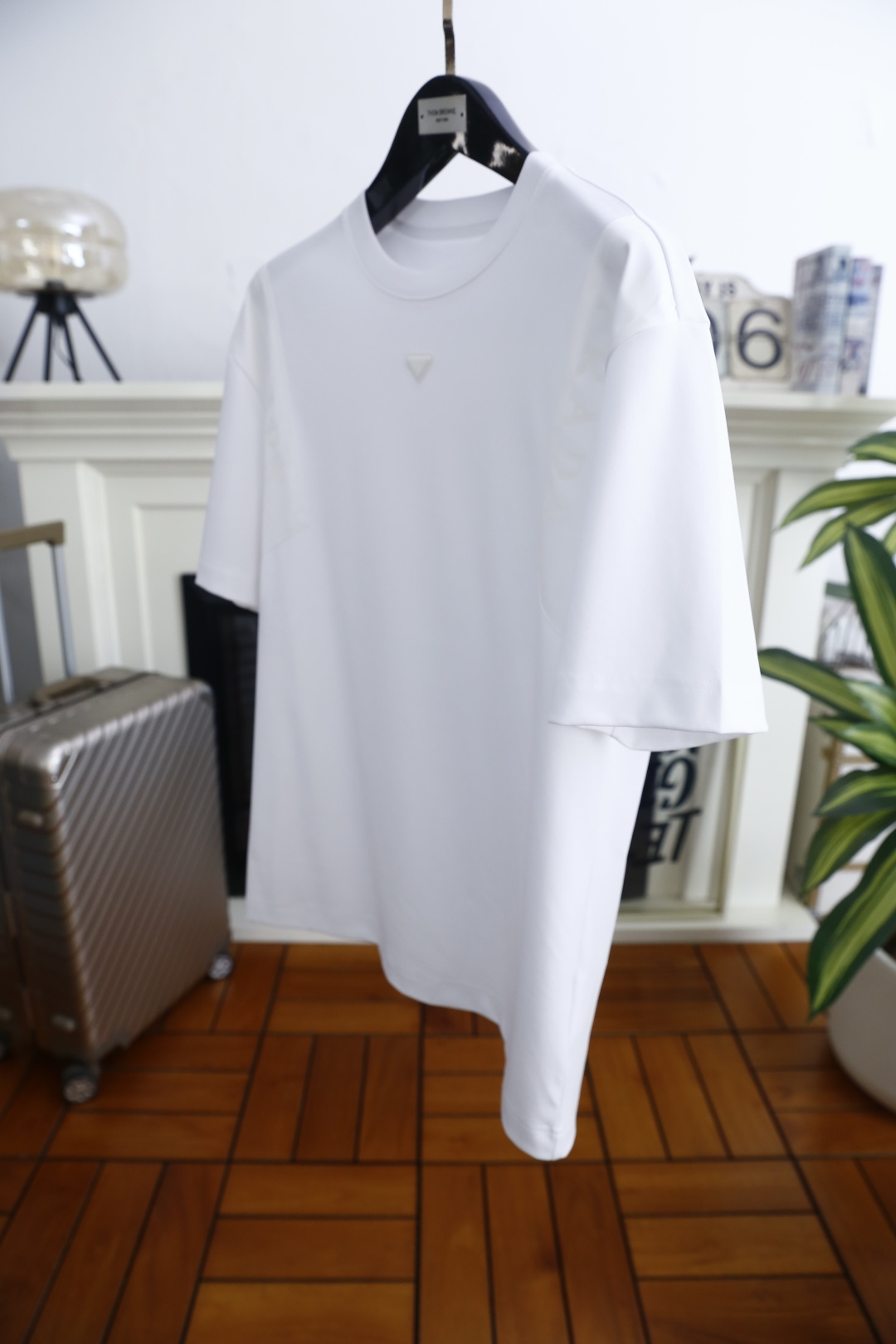 🔥普拉达.2026春夏新品男士短袖T恤采用经典圆领设计，领口线条流畅贴合颈部，版型宽松舒适，兼具休闲感与