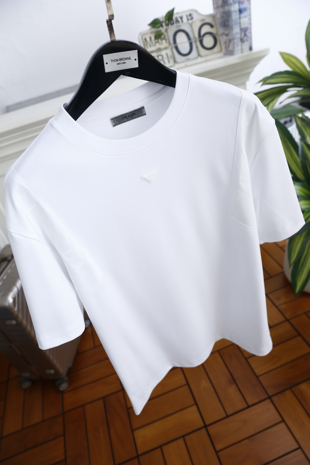 🔥普拉达.2026春夏新品男士短袖T恤采用经典圆领设计，领口线条流畅贴合颈部，版型宽松舒适，兼具休闲感与