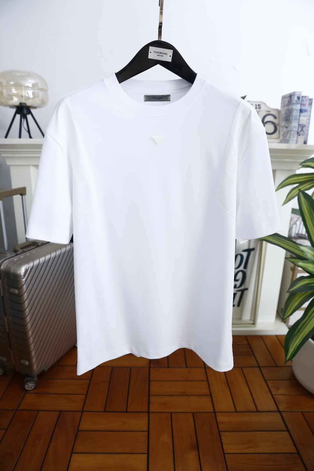 🔥普拉达.2026春夏新品男士短袖T恤采用经典圆领设计，领口线条流畅贴合颈部，版型宽松舒适，兼具休闲感与