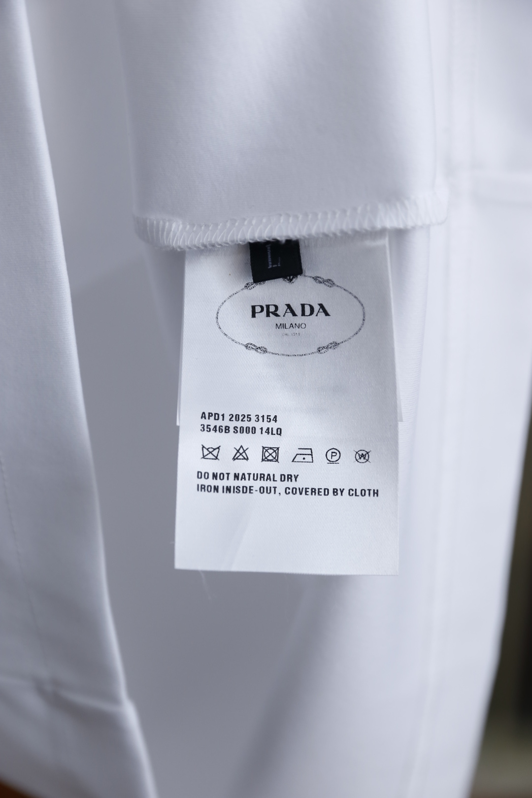 🔥普拉达.2026春夏新品男士短袖T恤采用经典圆领设计，领口线条流畅贴合颈部，版型宽松舒适，兼具休闲感与