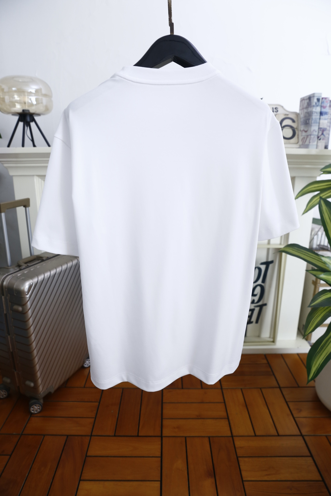 🔥普拉达.2026春夏新品男士短袖T恤采用经典圆领设计，领口线条流畅贴合颈部，版型宽松舒适，兼具休闲感与