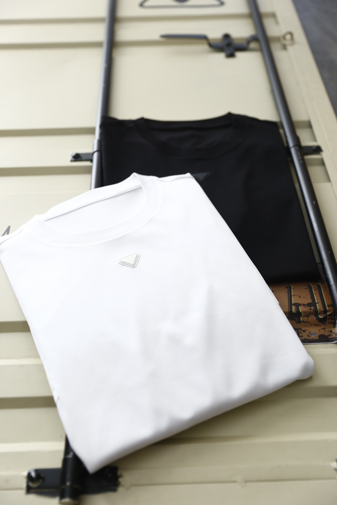 🔥普拉达.2026春夏新品男士短袖T恤采用经典圆领设计，领口线条流畅贴合颈部，版型宽松舒适，兼具休闲感与