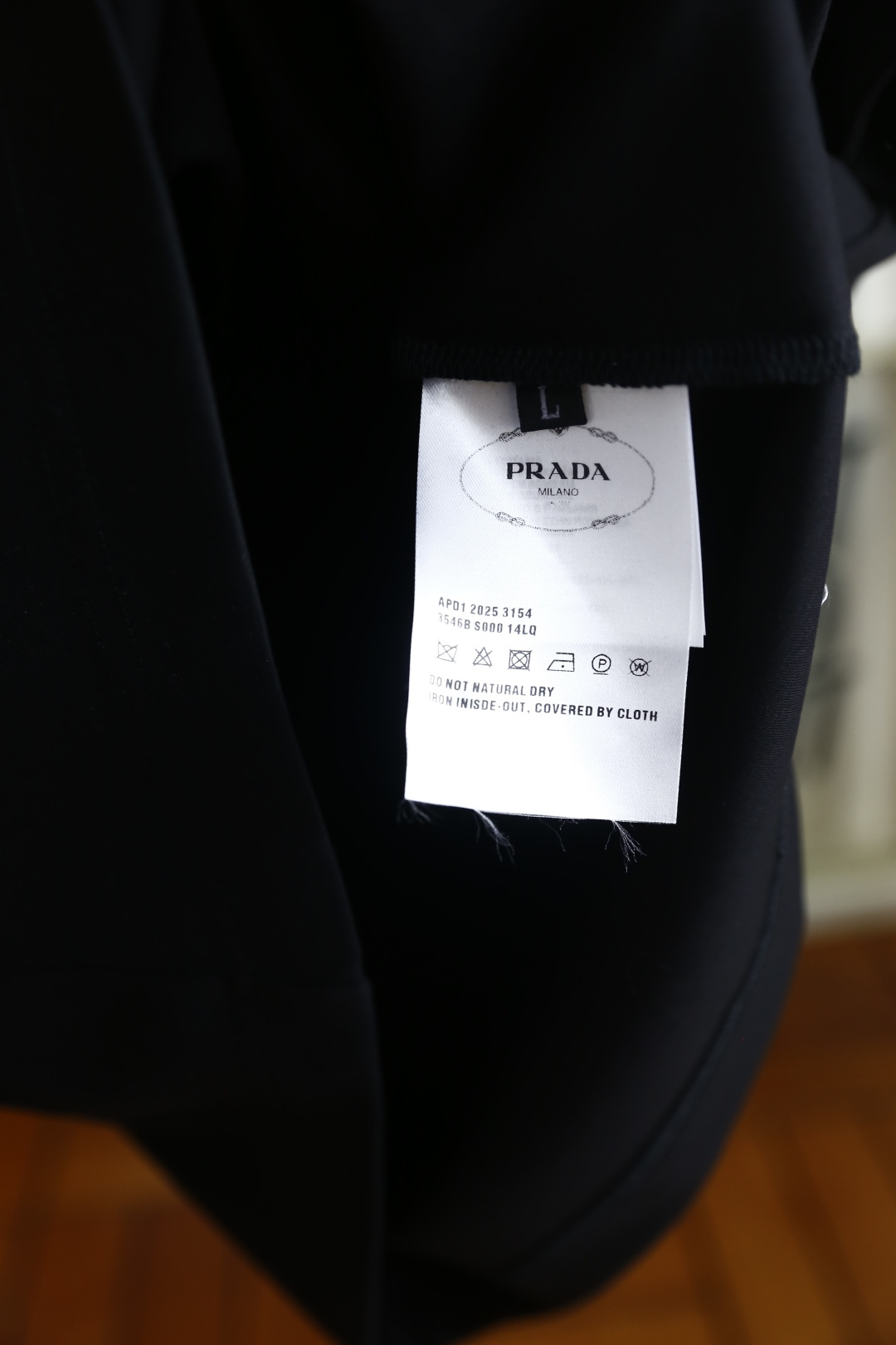 🔥普拉达.2026春夏新品男士短袖T恤采用经典圆领设计，领口线条流畅贴合颈部，版型宽松舒适，兼具休闲感与