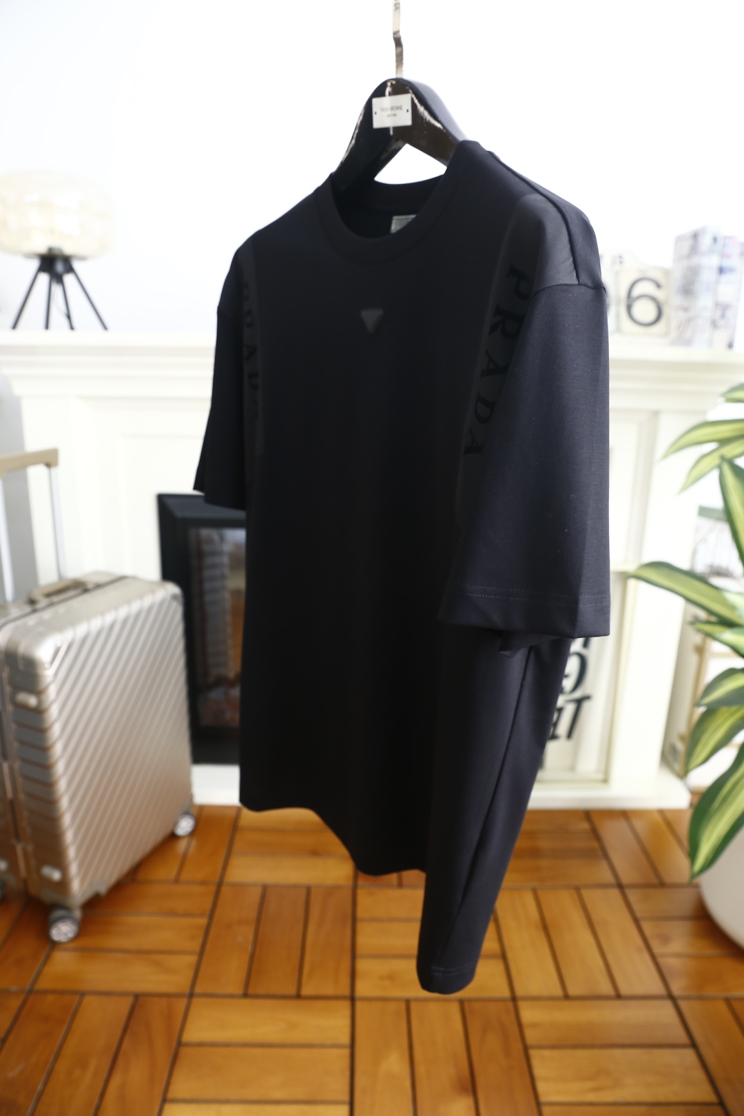 🔥普拉达.2026春夏新品男士短袖T恤采用经典圆领设计，领口线条流畅贴合颈部，版型宽松舒适，兼具休闲感与