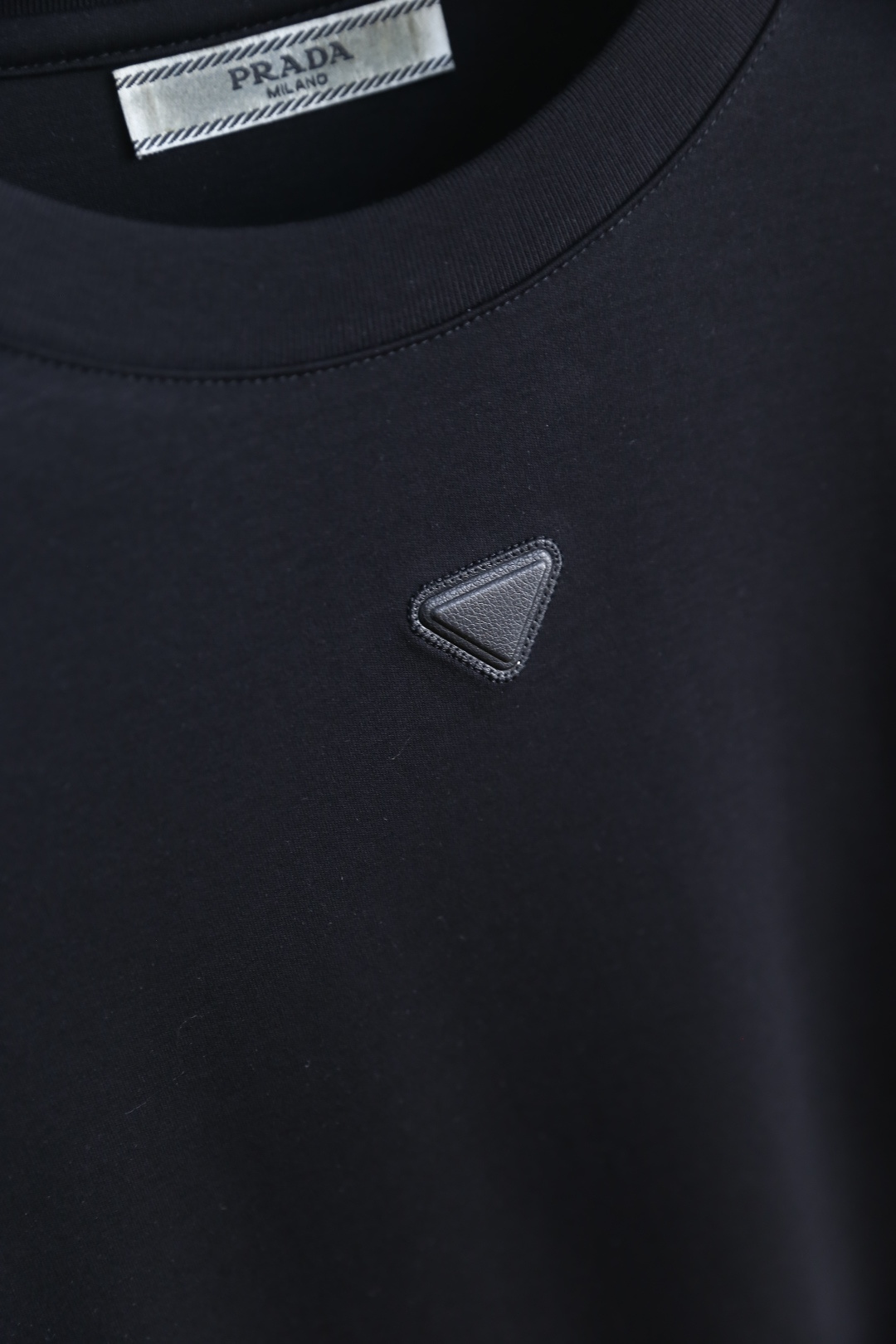 🔥普拉达.2026春夏新品男士短袖T恤采用经典圆领设计，领口线条流畅贴合颈部，版型宽松舒适，兼具休闲感与