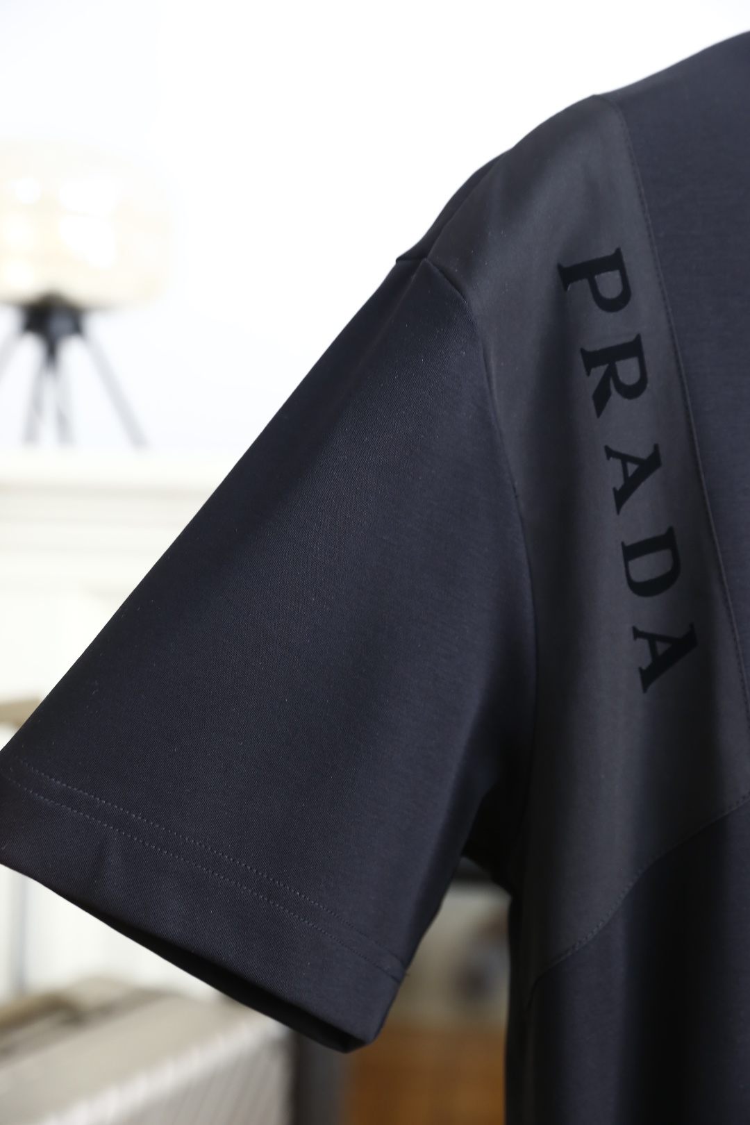 🔥普拉达.2026春夏新品男士短袖T恤采用经典圆领设计，领口线条流畅贴合颈部，版型宽松舒适，兼具休闲感与
