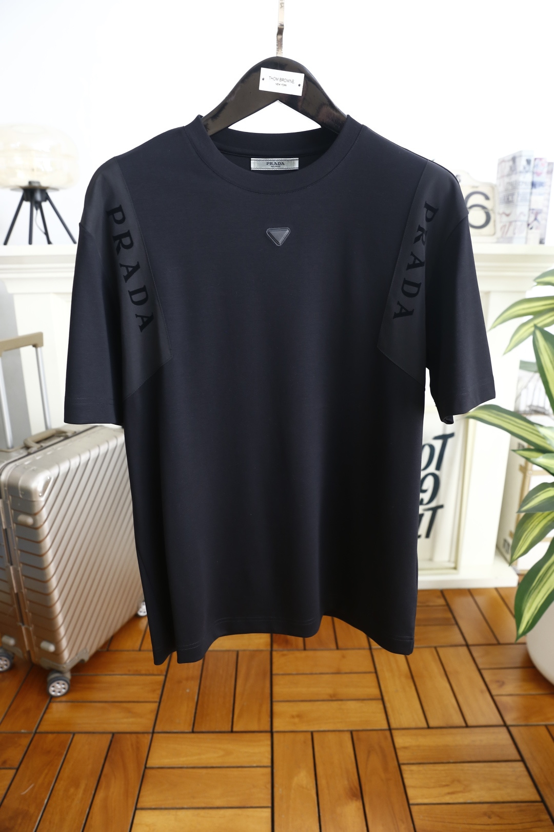🔥普拉达.2026春夏新品男士短袖T恤采用经典圆领设计，领口线条流畅贴合颈部，版型宽松舒适，兼具休闲感与