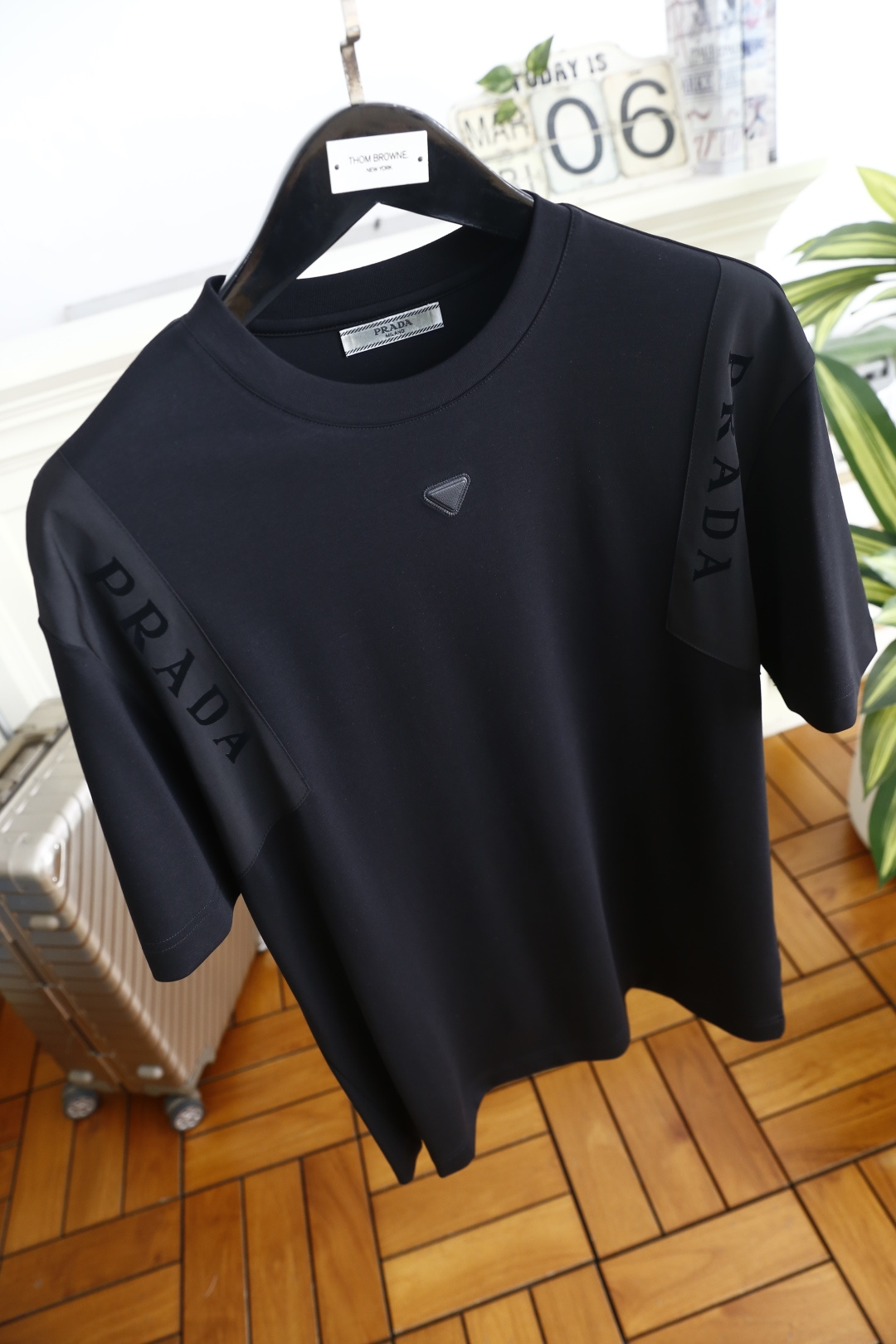 🔥普拉达.2026春夏新品男士短袖T恤采用经典圆领设计，领口线条流畅贴合颈部，版型宽松舒适，兼具休闲感与