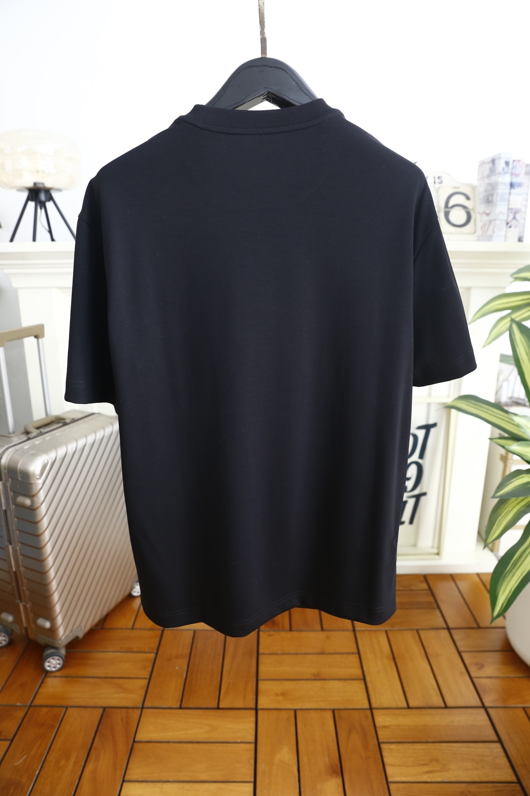 🔥普拉达.2026春夏新品男士短袖T恤采用经典圆领设计，领口线条流畅贴合颈部，版型宽松舒适，兼具休闲感与