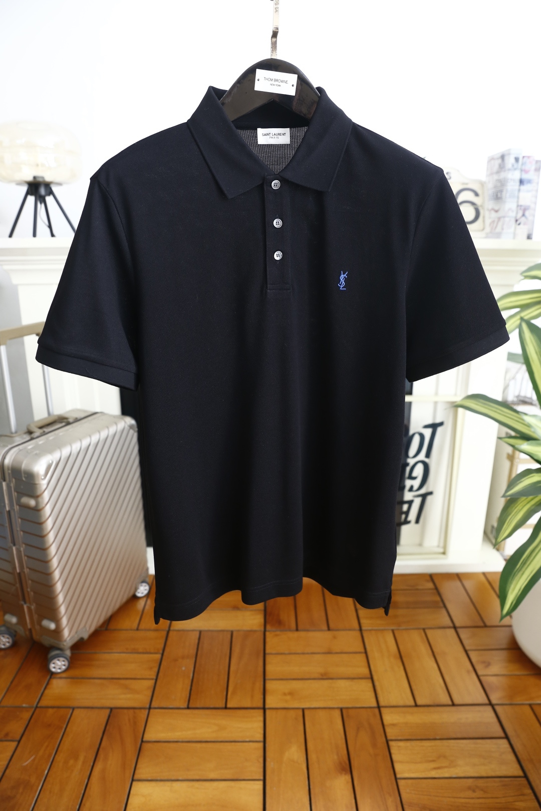 🔥圣罗兰.2026春夏新品男士短袖Polo衫采用经典平翻领设计，门襟以多颗纽扣开合，线条简洁利落，版型规