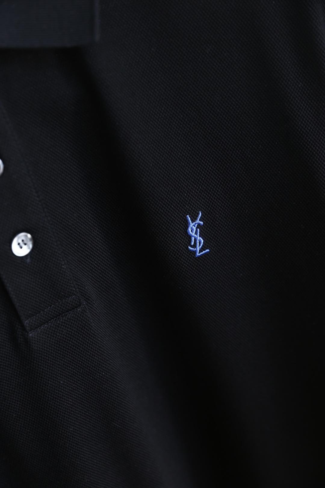 🔥圣罗兰.2026春夏新品男士短袖Polo衫采用经典平翻领设计，门襟以多颗纽扣开合，线条简洁利落，版型规