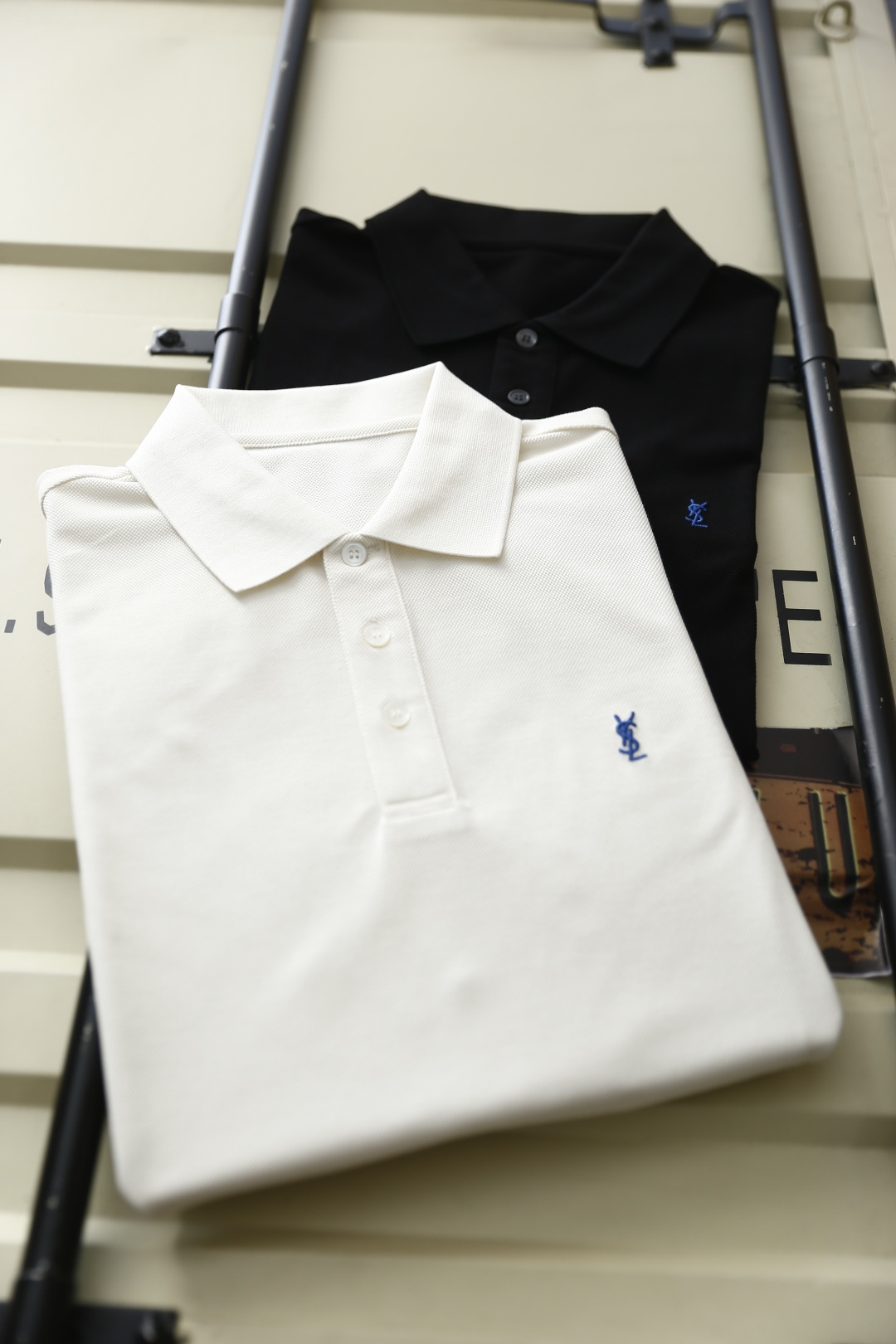🔥圣罗兰.2026春夏新品男士短袖Polo衫采用经典平翻领设计，门襟以多颗纽扣开合，线条简洁利落，版型规