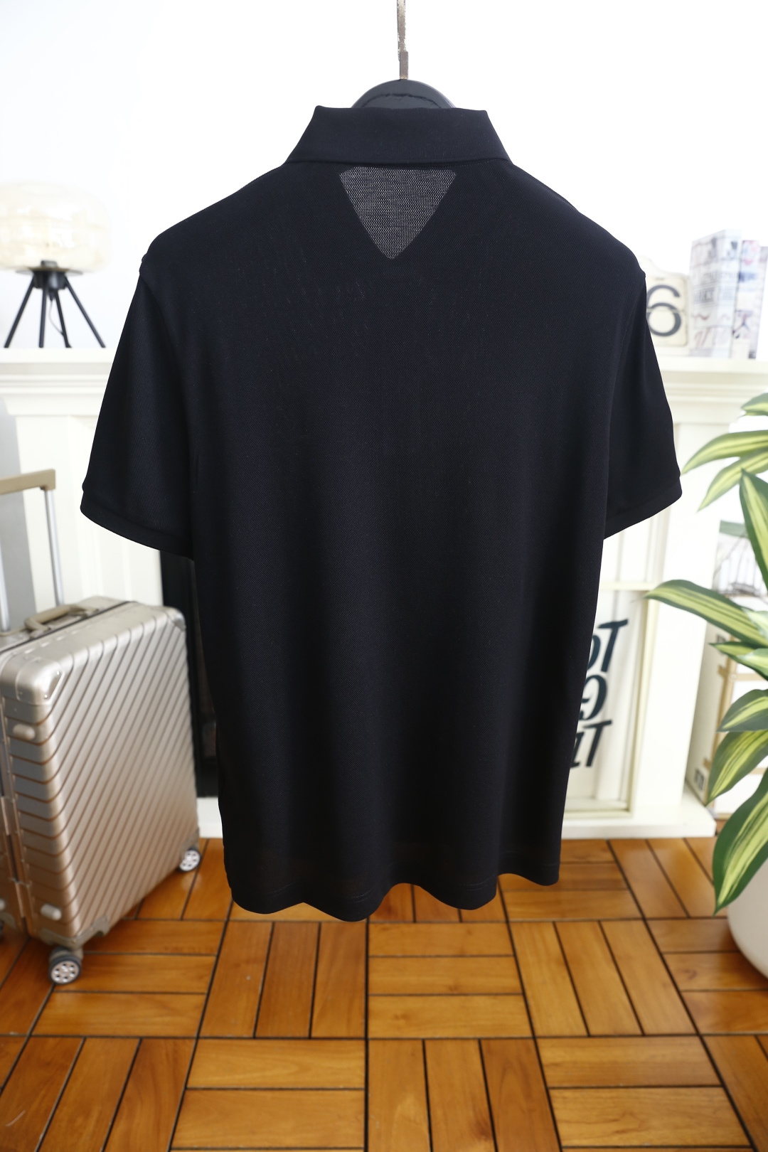 🔥圣罗兰.2026春夏新品男士短袖Polo衫采用经典平翻领设计，门襟以多颗纽扣开合，线条简洁利落，版型规