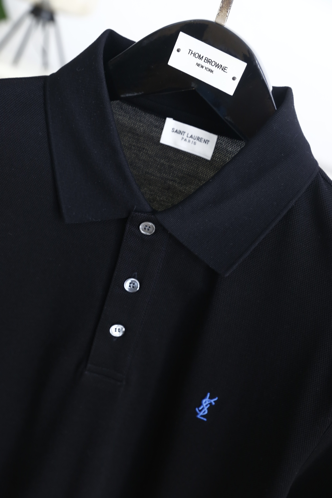 🔥圣罗兰.2026春夏新品男士短袖Polo衫采用经典平翻领设计，门襟以多颗纽扣开合，线条简洁利落，版型规