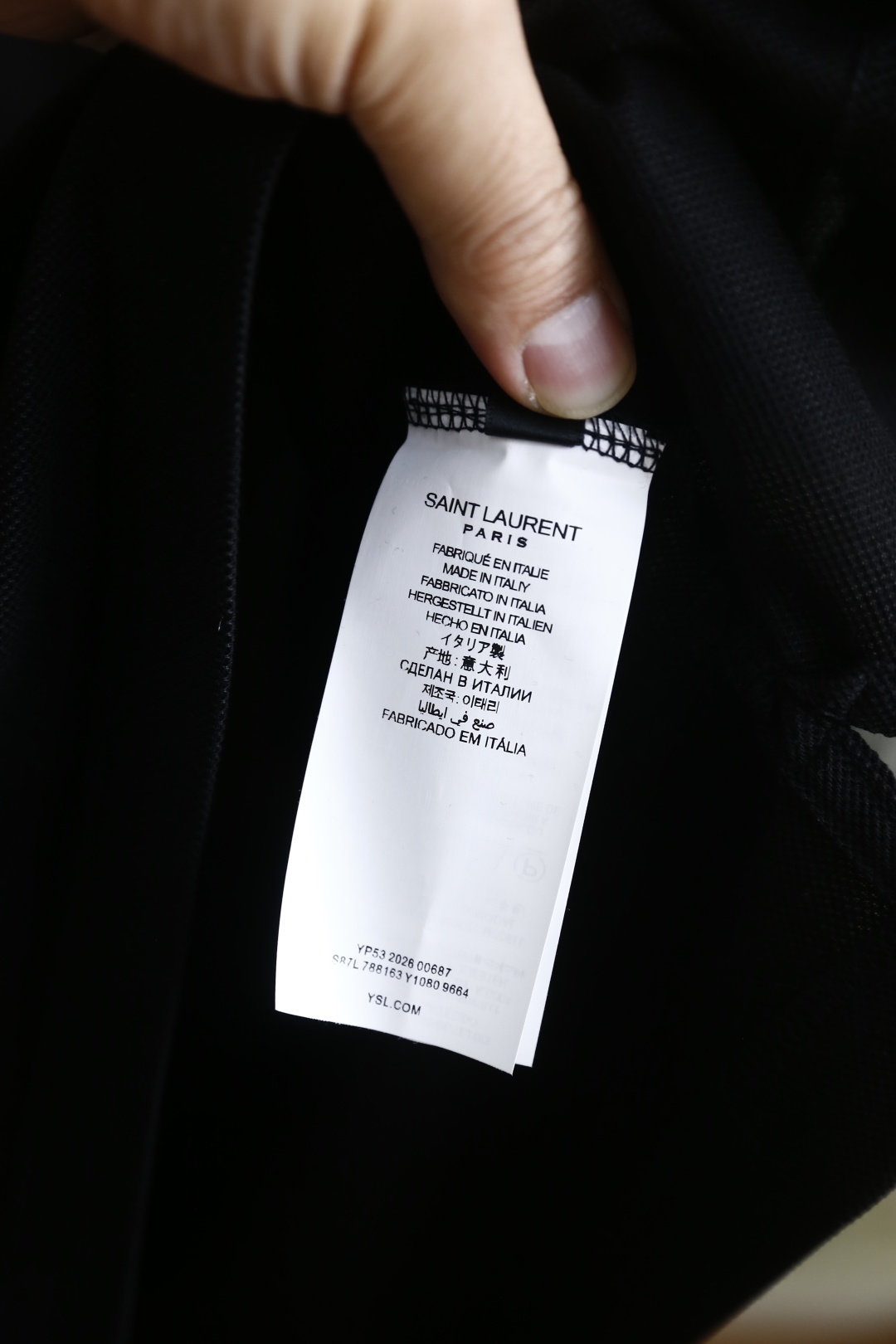 🔥圣罗兰.2026春夏新品男士短袖Polo衫采用经典平翻领设计，门襟以多颗纽扣开合，线条简洁利落，版型规