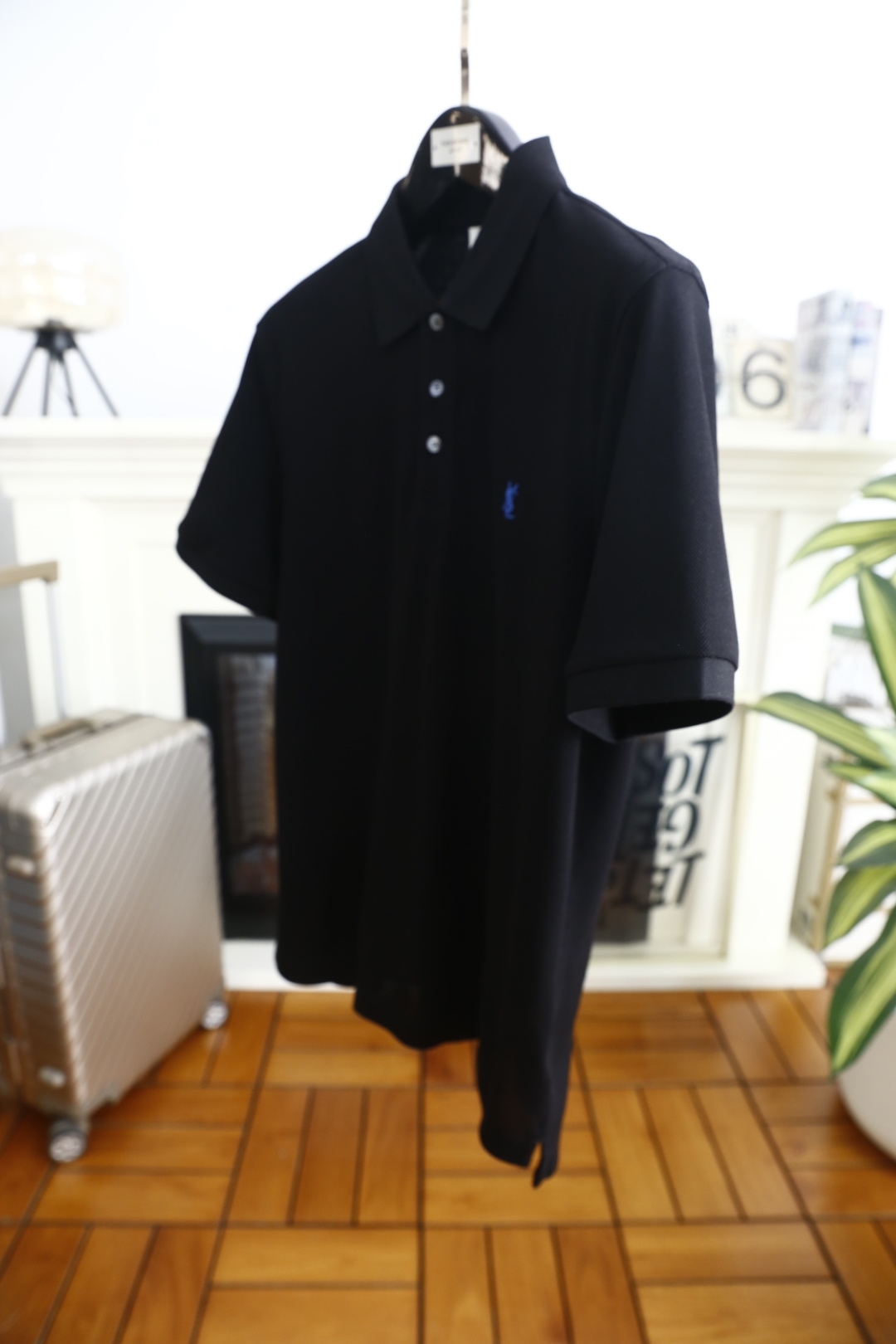 🔥圣罗兰.2026春夏新品男士短袖Polo衫采用经典平翻领设计，门襟以多颗纽扣开合，线条简洁利落，版型规