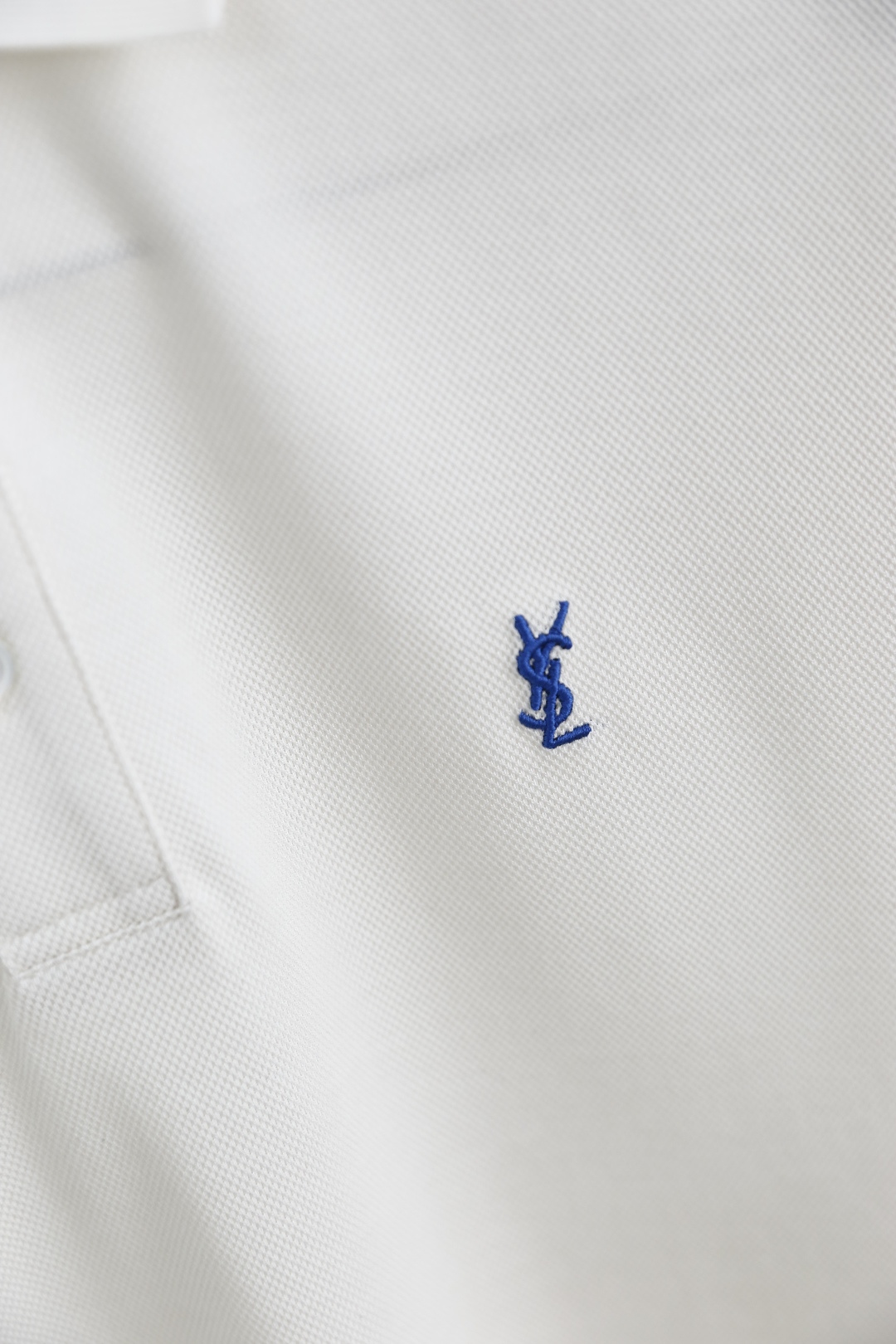 🔥圣罗兰.2026春夏新品男士短袖Polo衫采用经典平翻领设计，门襟以多颗纽扣开合，线条简洁利落，版型规