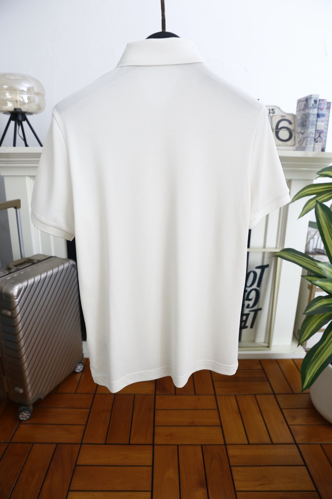 🔥圣罗兰.2026春夏新品男士短袖Polo衫采用经典平翻领设计，门襟以多颗纽扣开合，线条简洁利落，版型规