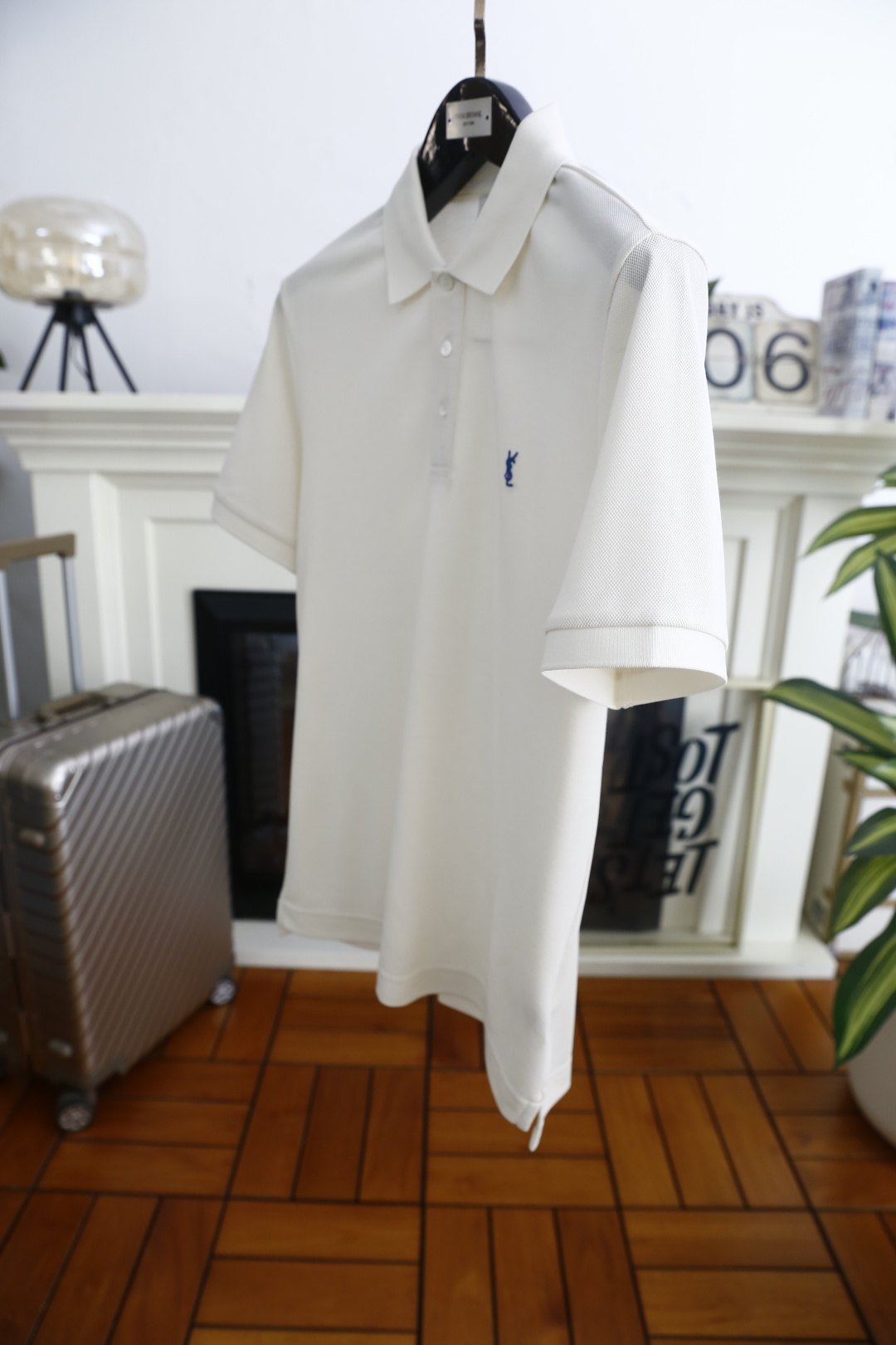 🔥圣罗兰.2026春夏新品男士短袖Polo衫采用经典平翻领设计，门襟以多颗纽扣开合，线条简洁利落，版型规