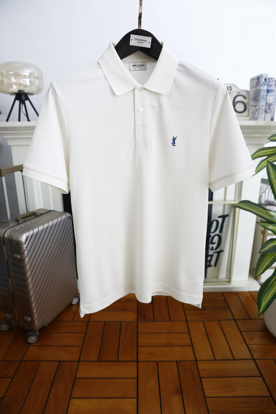 🔥圣罗兰.2026春夏新品男士短袖Polo衫采用经典平翻领设计，门襟以多颗纽扣开合，线条简洁利落，版型规