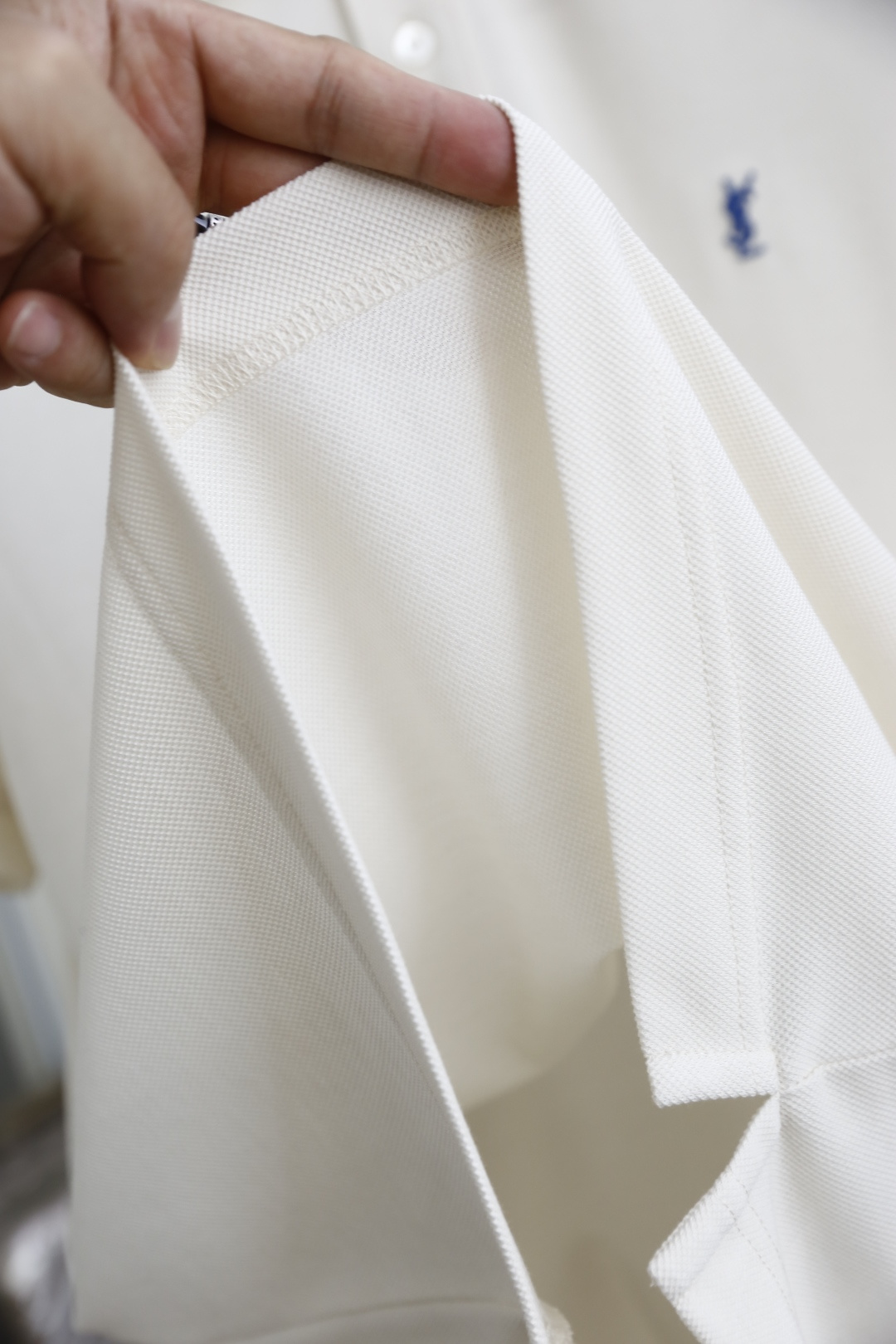 🔥圣罗兰.2026春夏新品男士短袖Polo衫采用经典平翻领设计，门襟以多颗纽扣开合，线条简洁利落，版型规