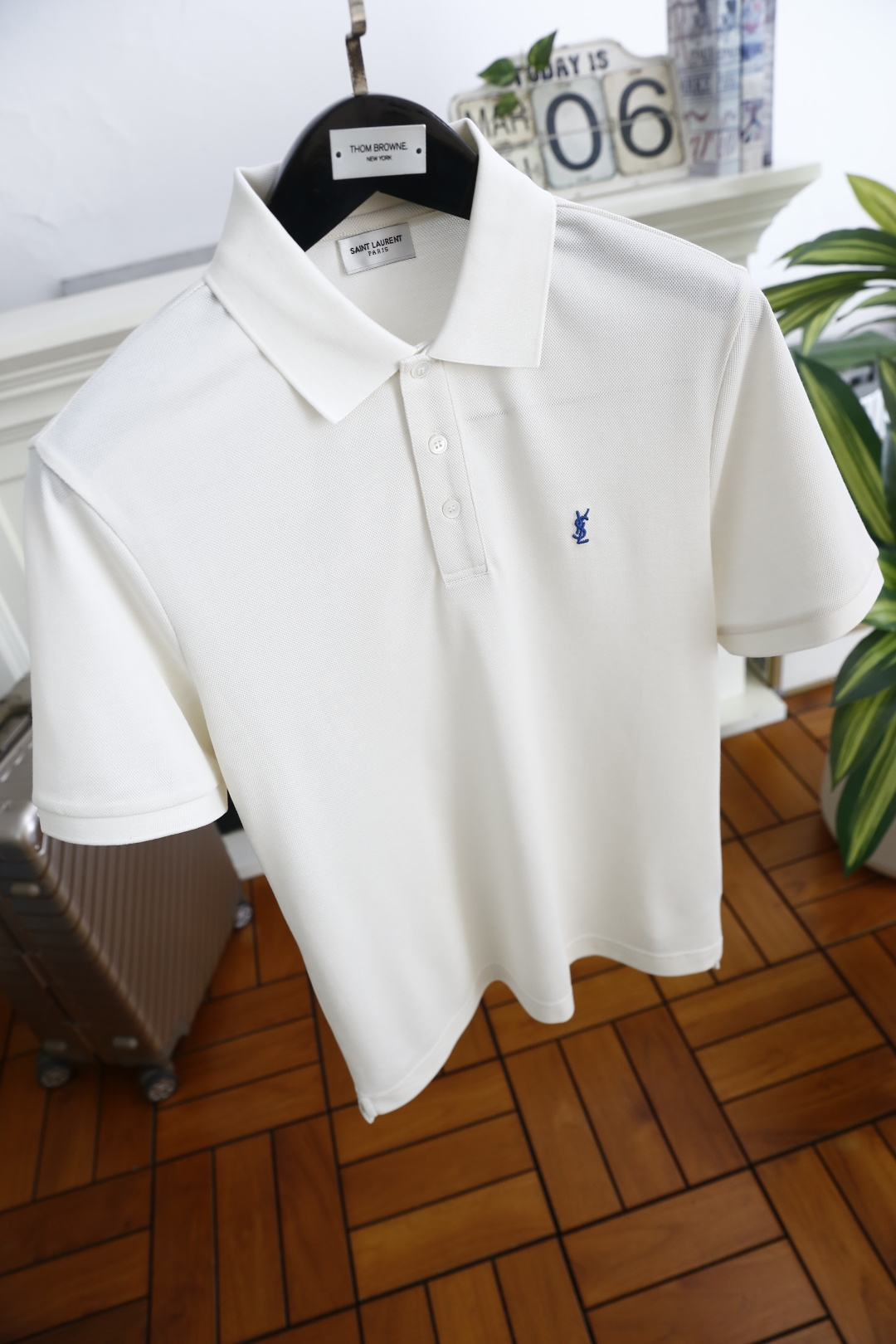 🔥圣罗兰.2026春夏新品男士短袖Polo衫采用经典平翻领设计，门襟以多颗纽扣开合，线条简洁利落，版型规