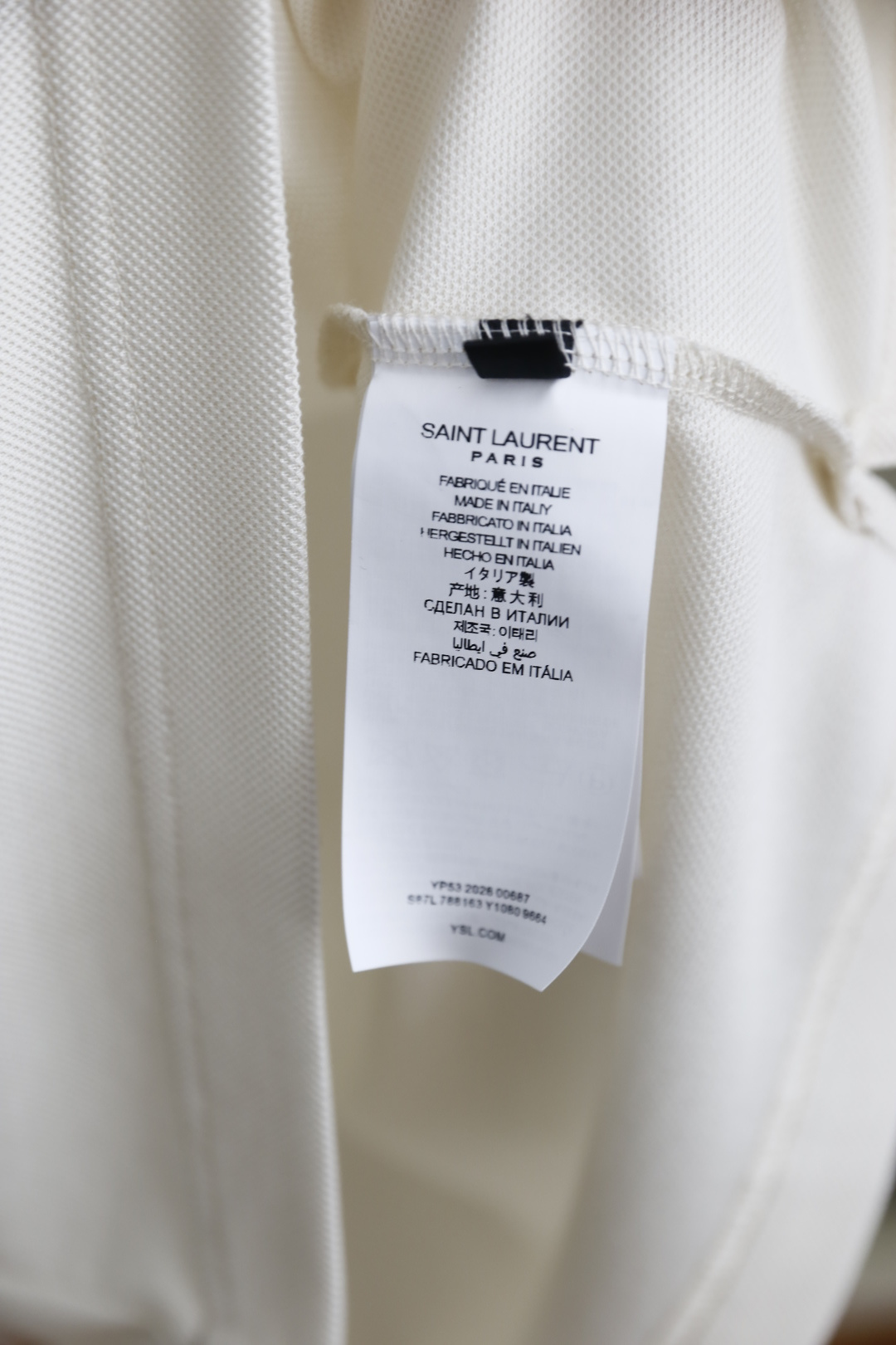 🔥圣罗兰.2026春夏新品男士短袖Polo衫采用经典平翻领设计，门襟以多颗纽扣开合，线条简洁利落，版型规