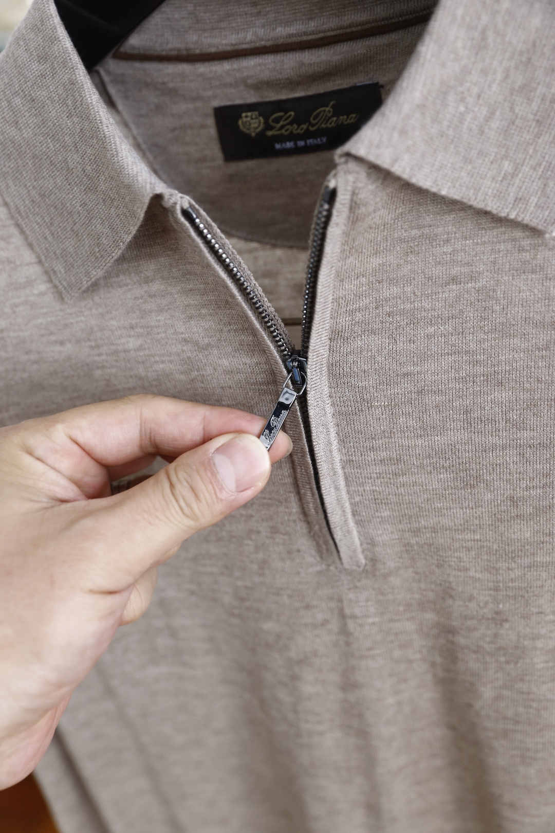 🔥Loro piana.2026春夏新品男士短袖Polo衫采用经典翻领设计，门襟处融入半开拉链设计，既保