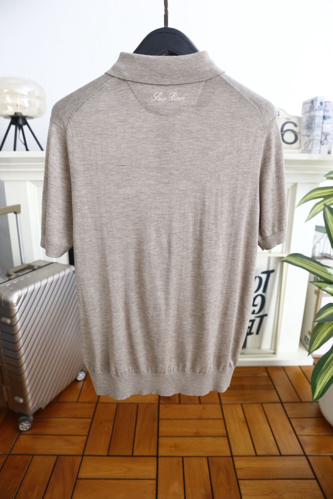 🔥Loro piana.2026春夏新品男士短袖Polo衫采用经典翻领设计，门襟处融入半开拉链设计，既保