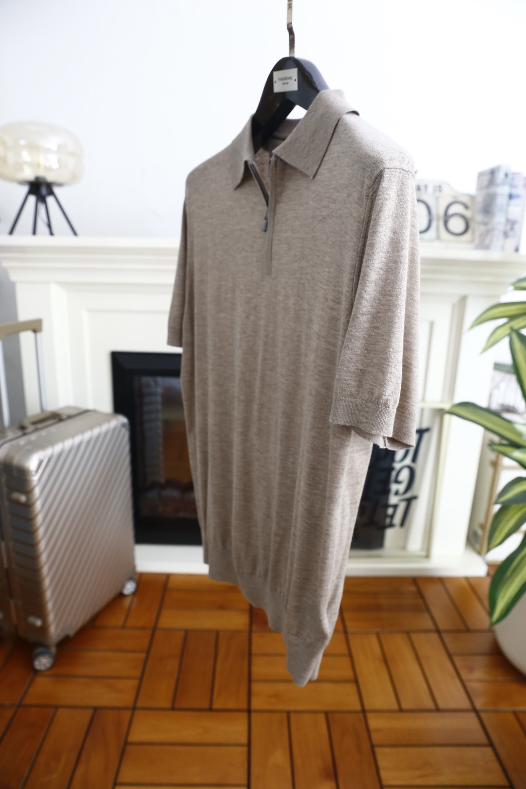 🔥Loro piana.2026春夏新品男士短袖Polo衫采用经典翻领设计，门襟处融入半开拉链设计，既保