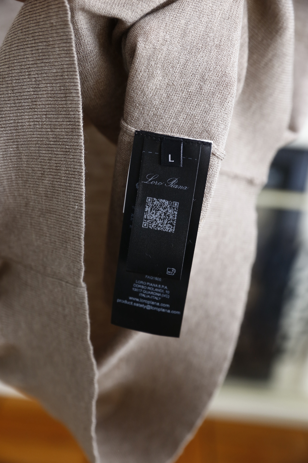 🔥Loro piana.2026春夏新品男士短袖Polo衫采用经典翻领设计，门襟处融入半开拉链设计，既保