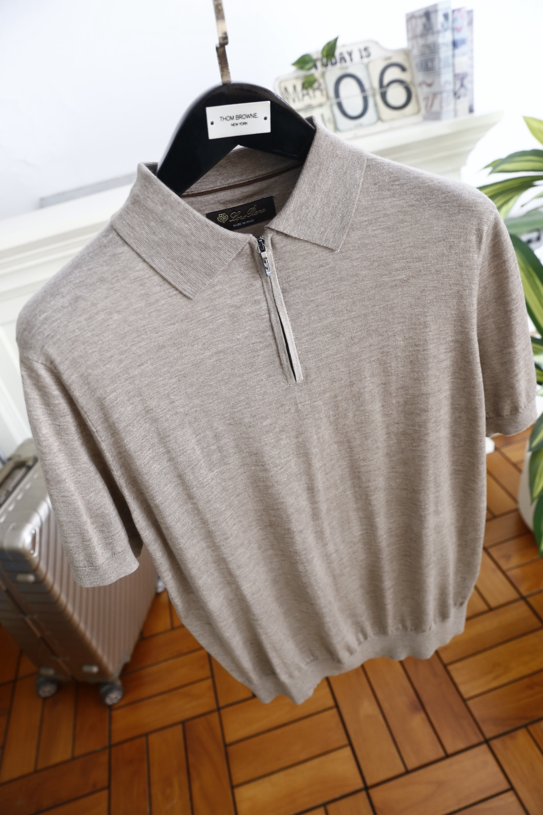 🔥Loro piana.2026春夏新品男士短袖Polo衫采用经典翻领设计，门襟处融入半开拉链设计，既保