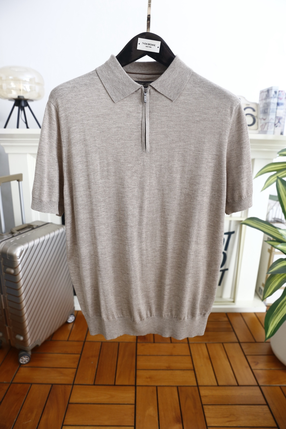 🔥Loro piana.2026春夏新品男士短袖Polo衫采用经典翻领设计，门襟处融入半开拉链设计，既保