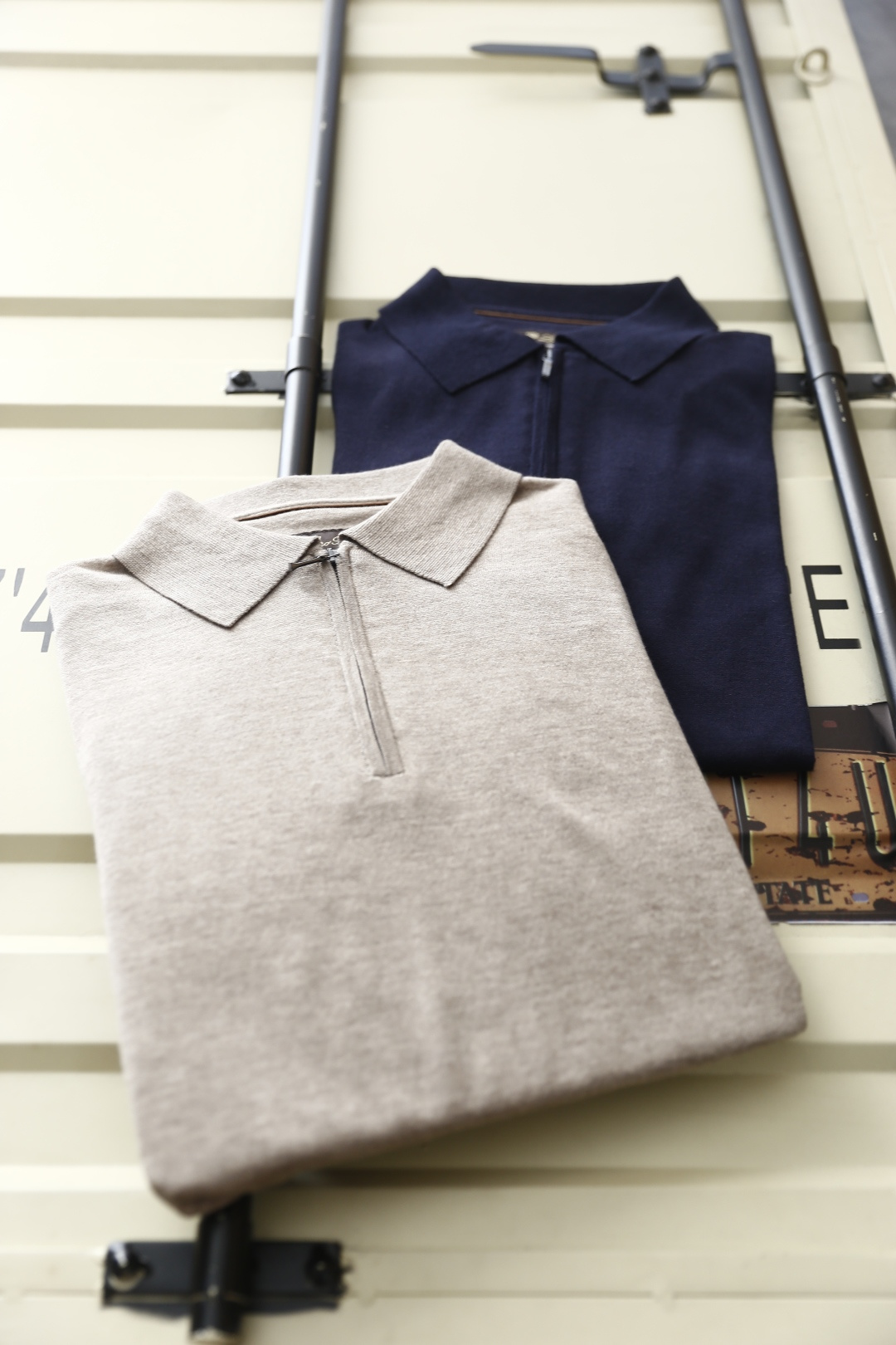 🔥Loro piana.2026春夏新品男士短袖Polo衫采用经典翻领设计，门襟处融入半开拉链设计，既保