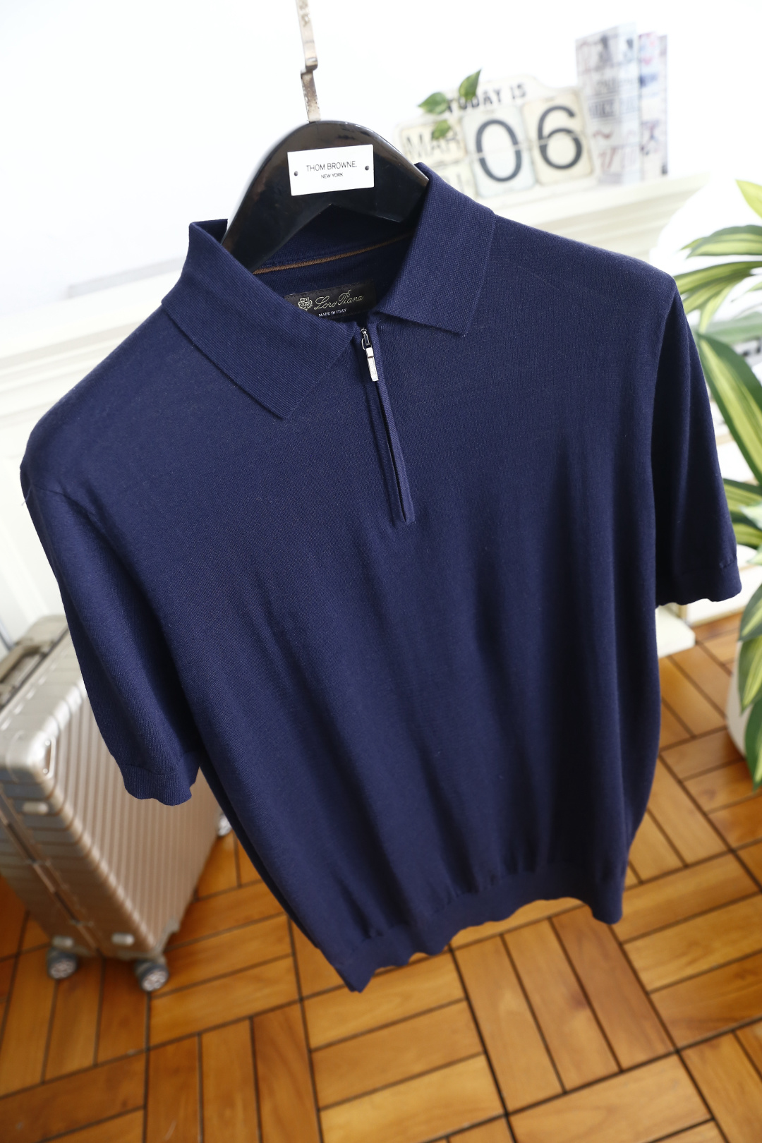 🔥Loro piana.2026春夏新品男士短袖Polo衫采用经典翻领设计，门襟处融入半开拉链设计，既保