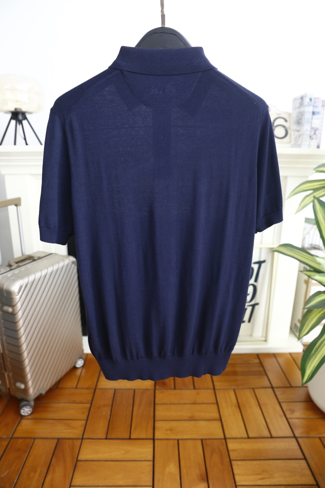 🔥Loro piana.2026春夏新品男士短袖Polo衫采用经典翻领设计，门襟处融入半开拉链设计，既保